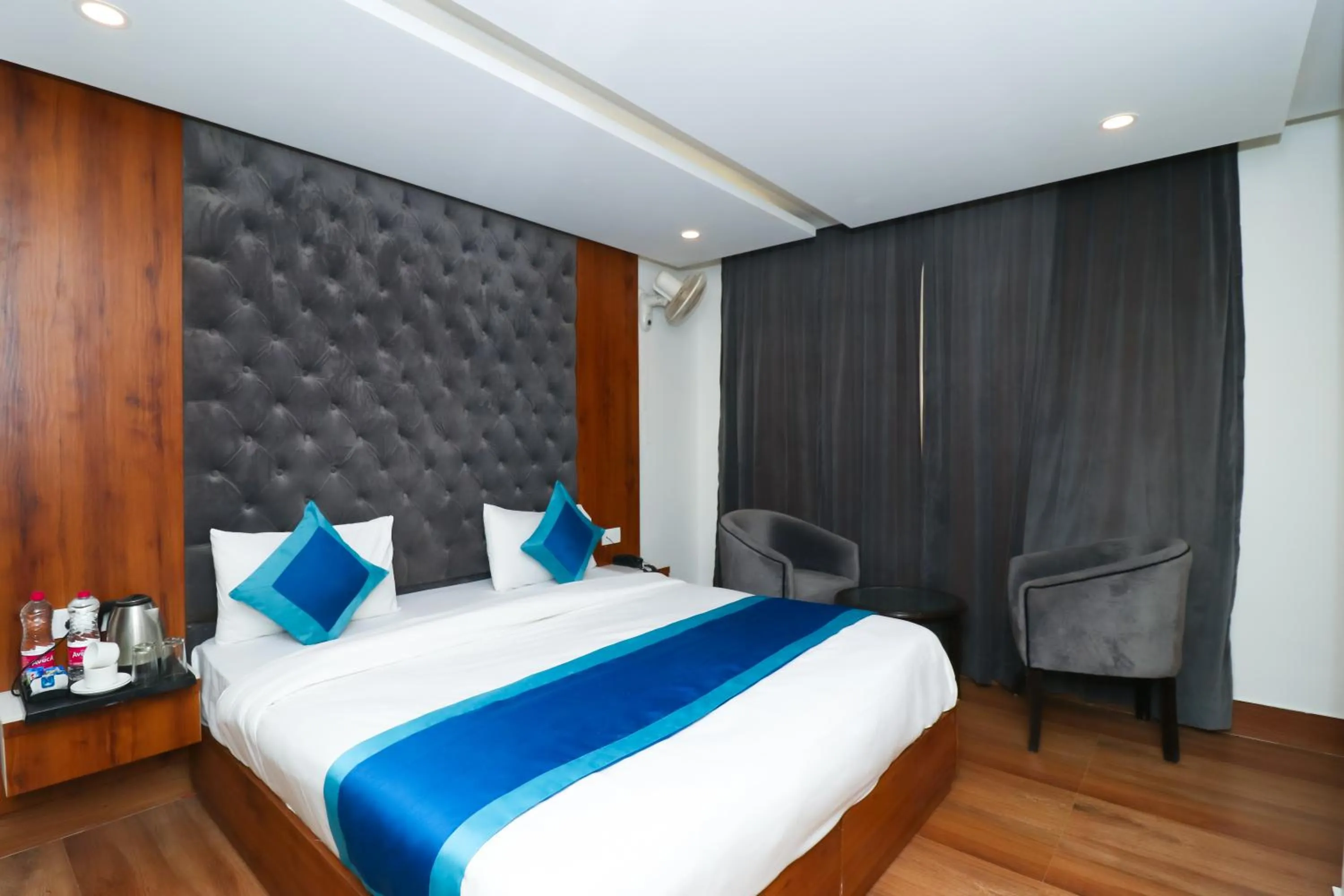 Photo of the whole room, Bed in OPO The View, Delhi Airport