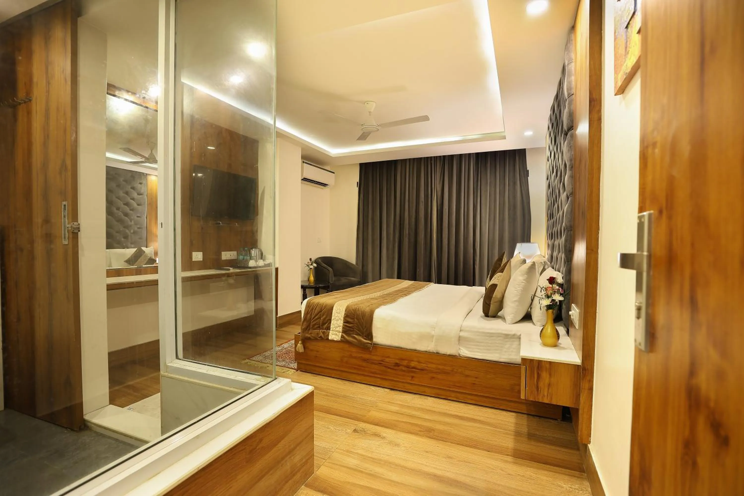 Photo of the whole room, Bed in OPO The View, Delhi Airport