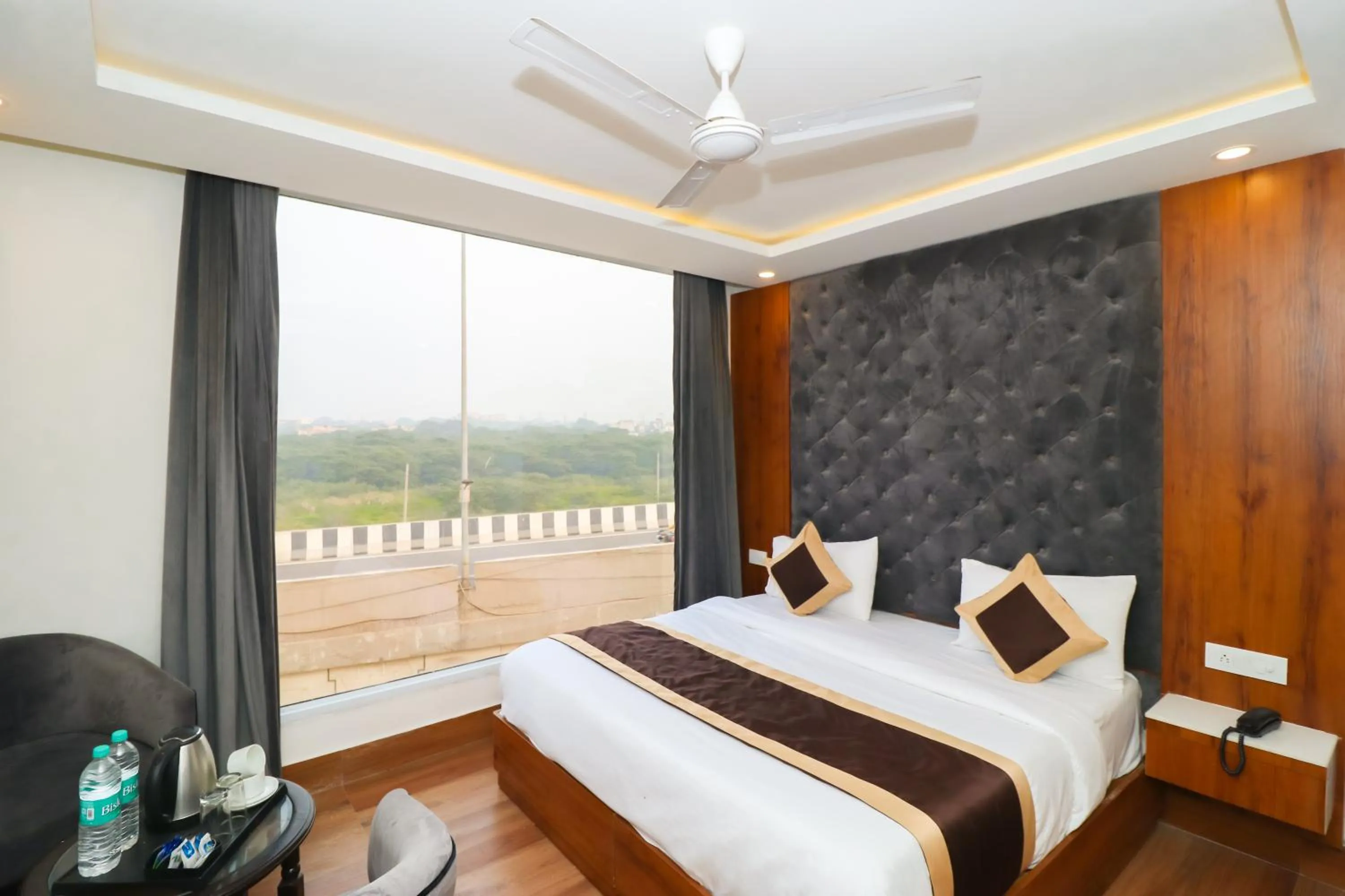 Photo of the whole room, Bed in OPO The View, Delhi Airport