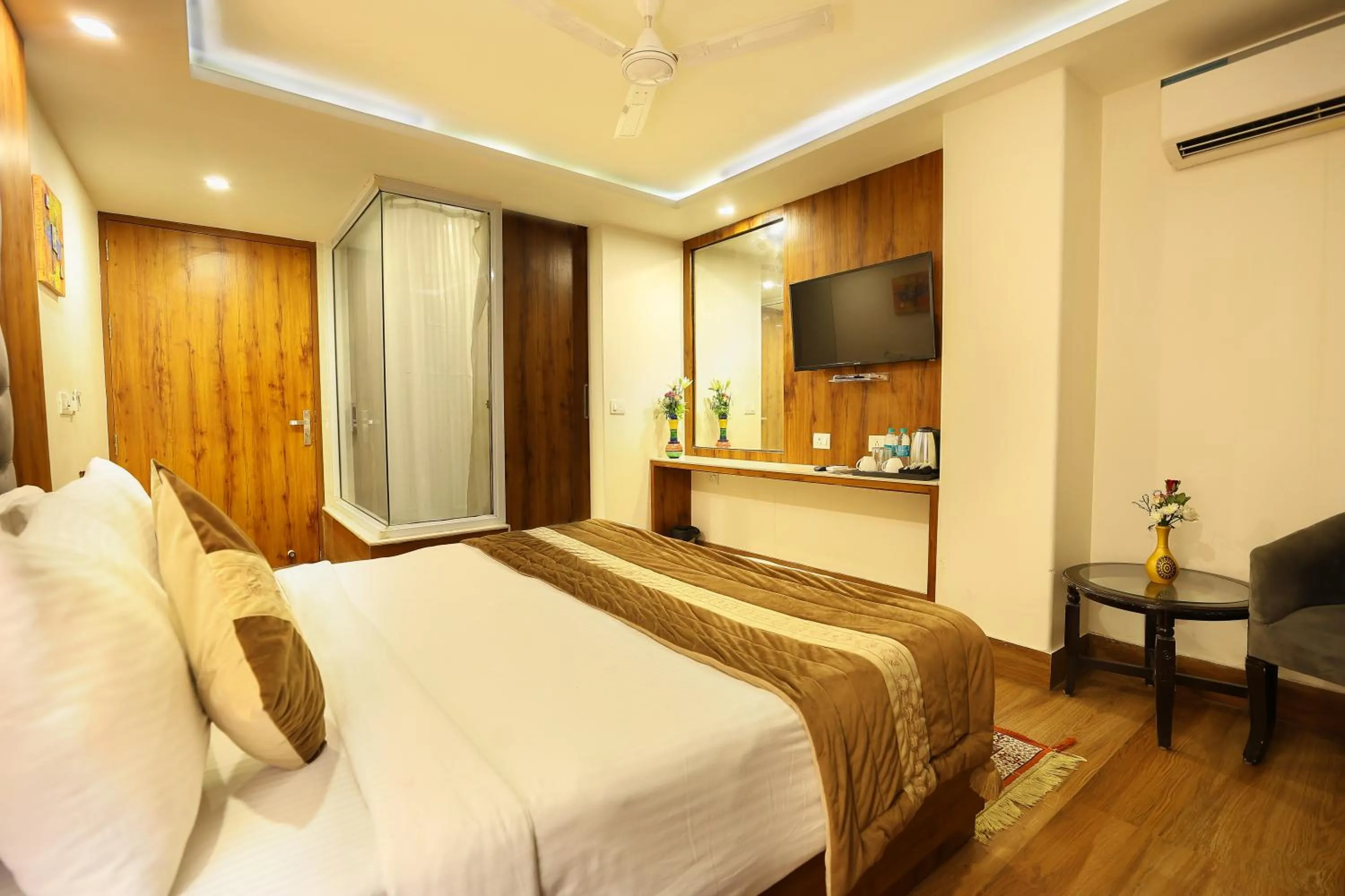 TV and multimedia, Bed in OPO The View, Delhi Airport