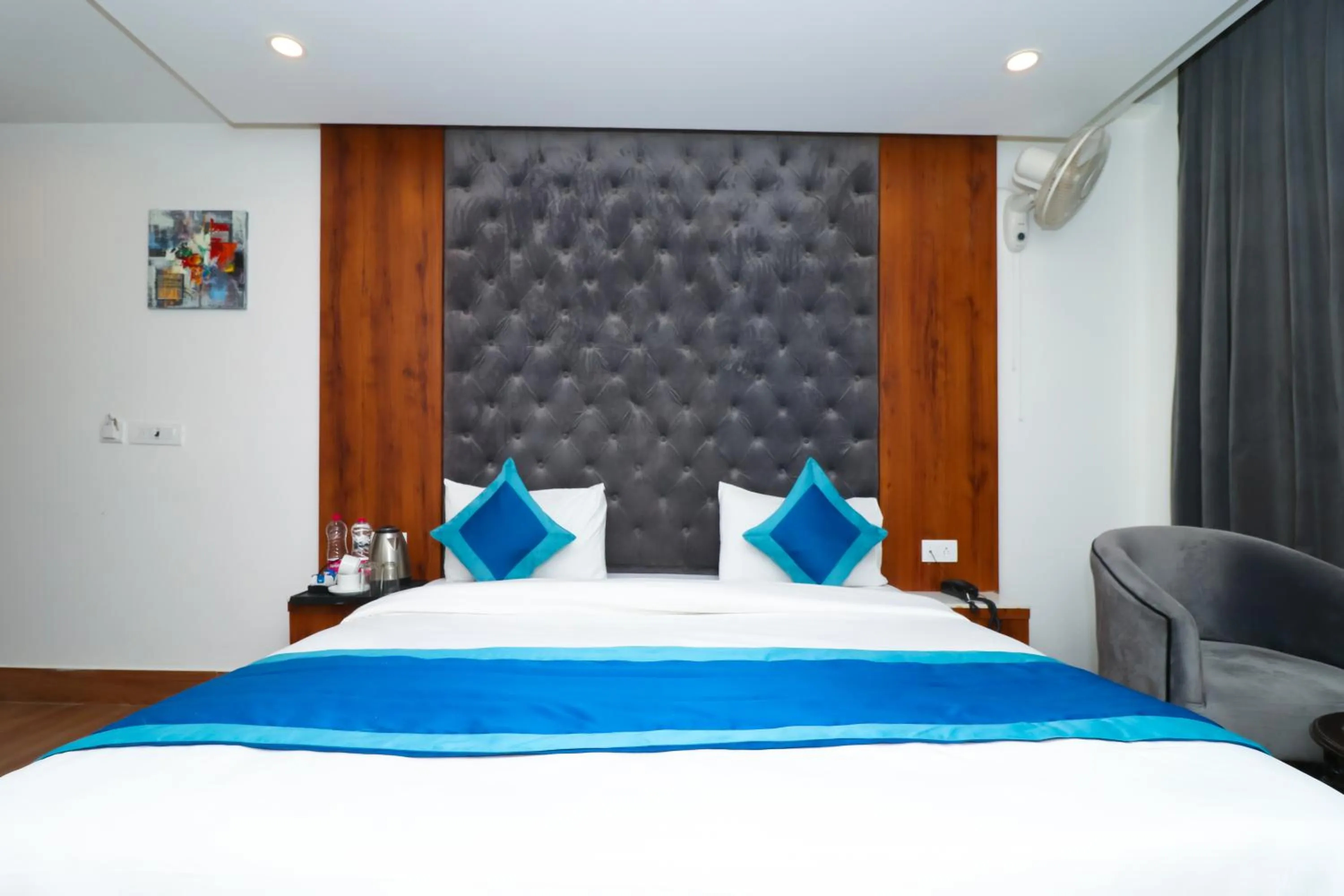 Photo of the whole room, Bed in OPO The View, Delhi Airport