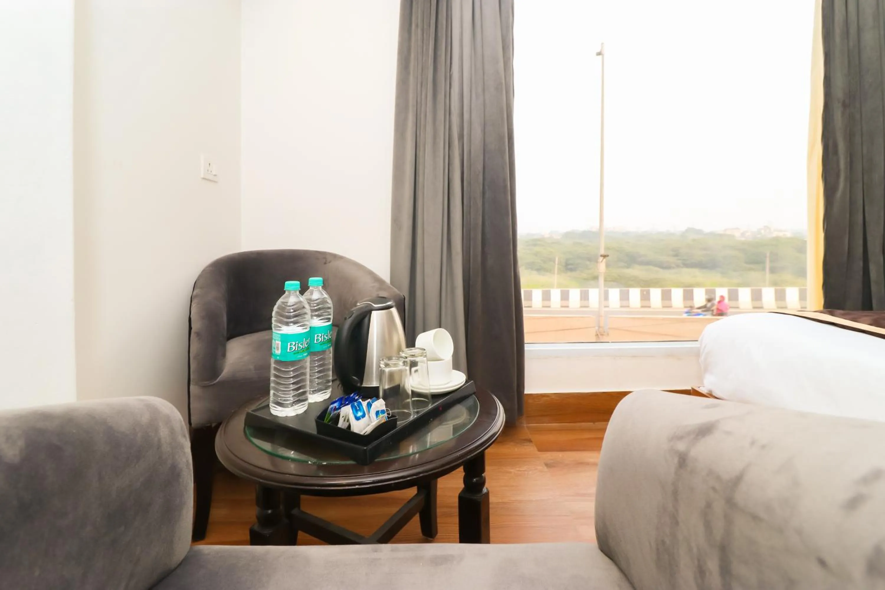 Photo of the whole room, Bed in OPO The View, Delhi Airport