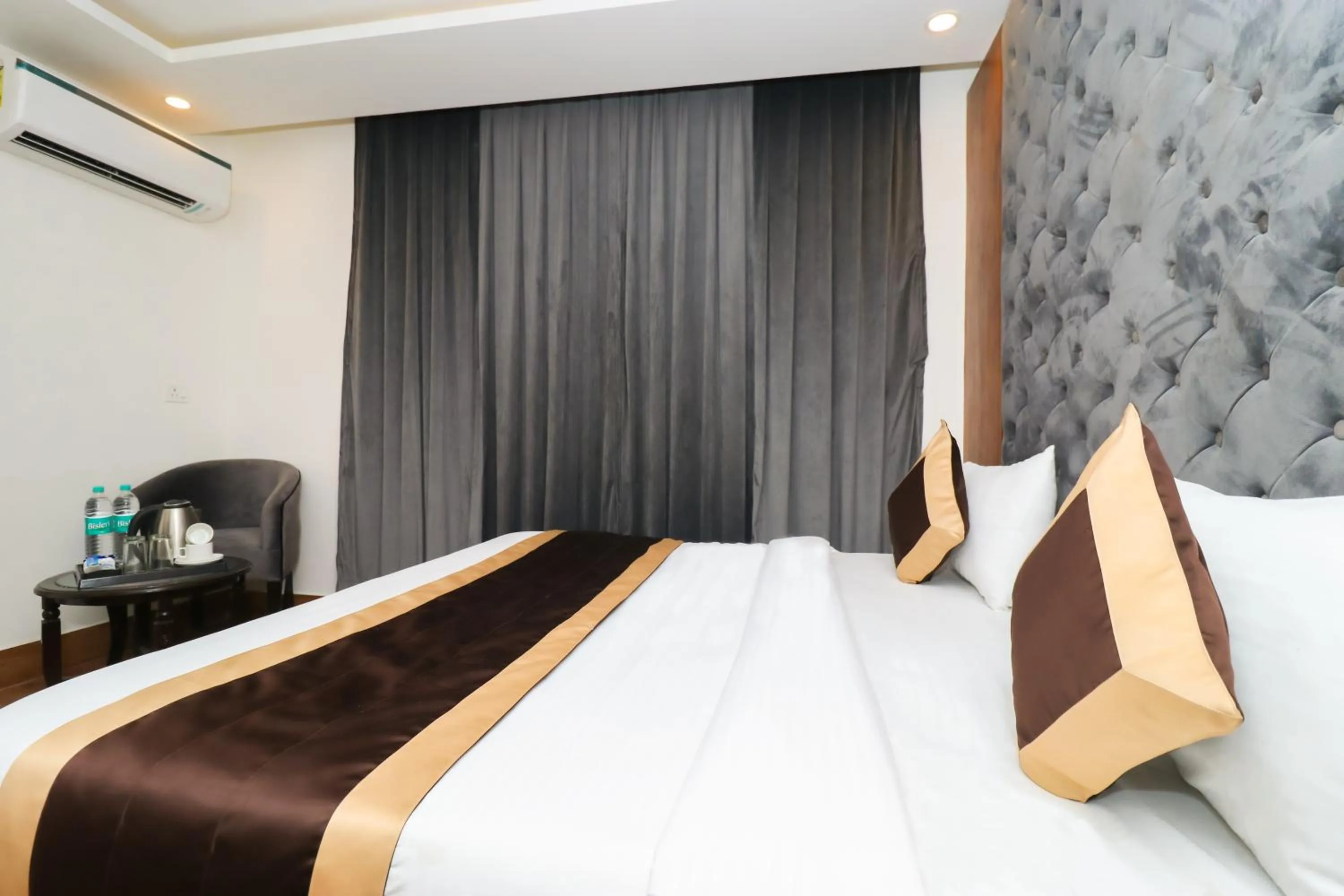 Photo of the whole room, Bed in OPO The View, Delhi Airport