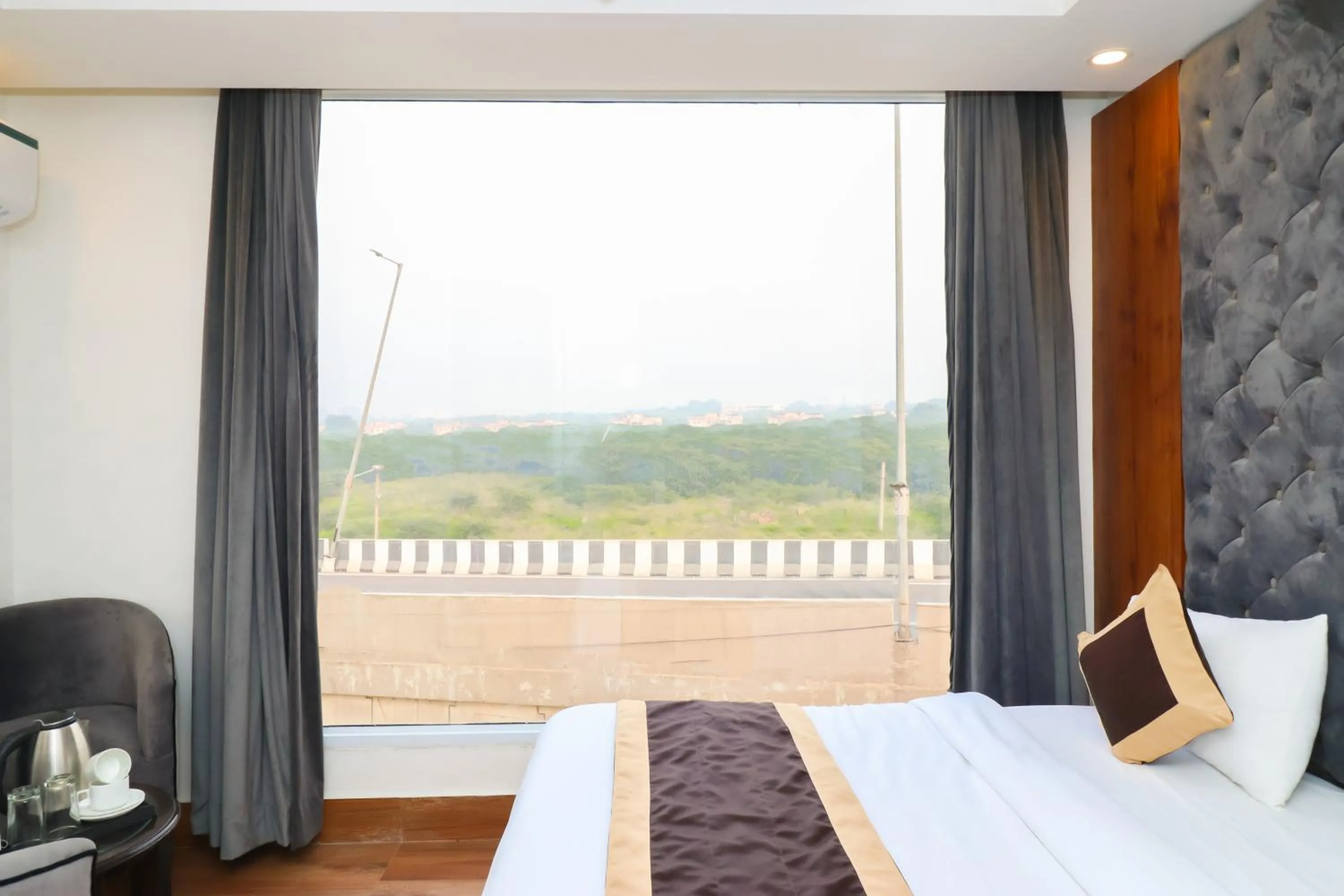 Photo of the whole room, Bed in OPO The View, Delhi Airport