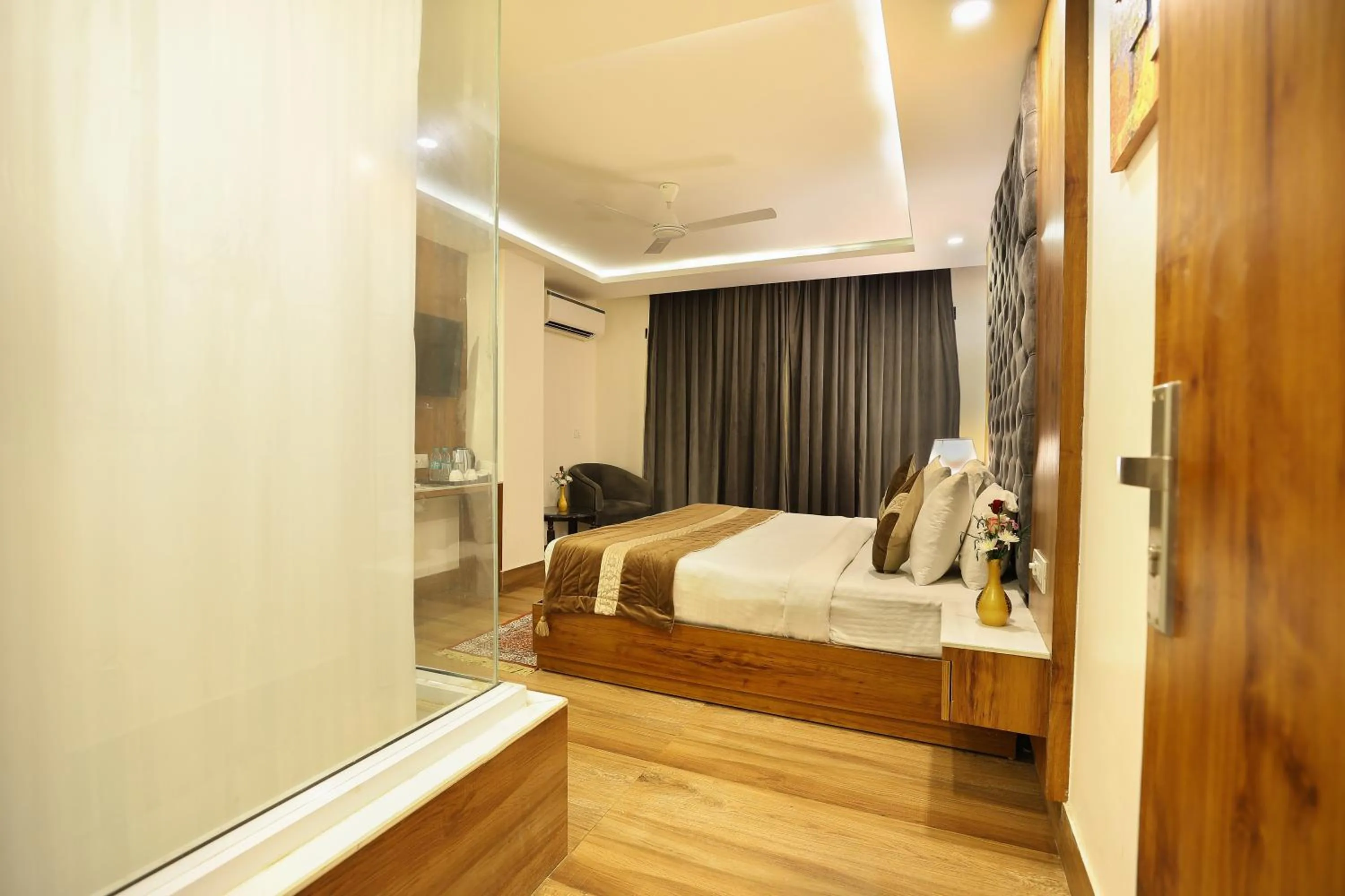 Photo of the whole room, Bed in OPO The View, Delhi Airport