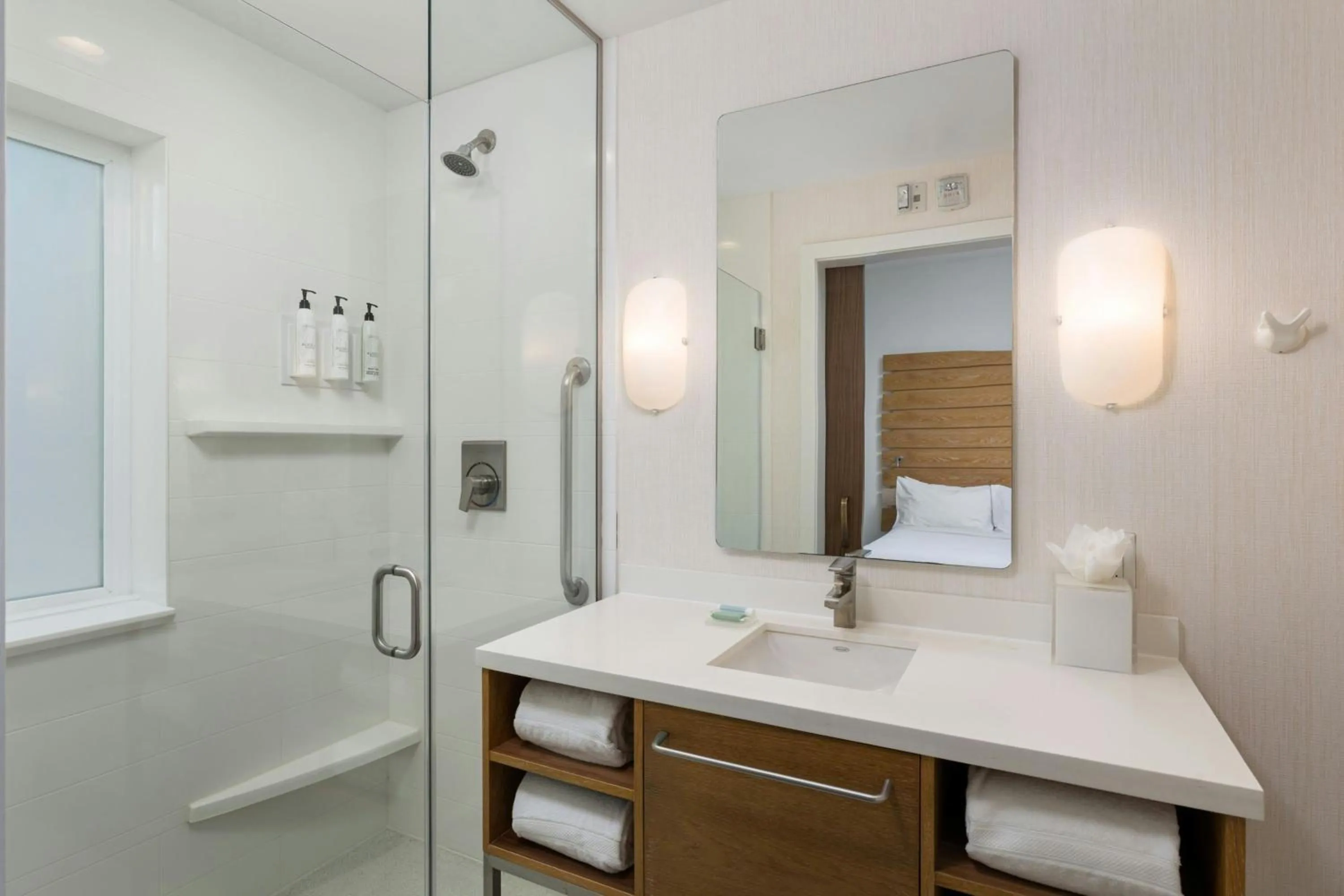 Photo of the whole room, Bed in SpringHill Suites by Marriott Oceanside Beach