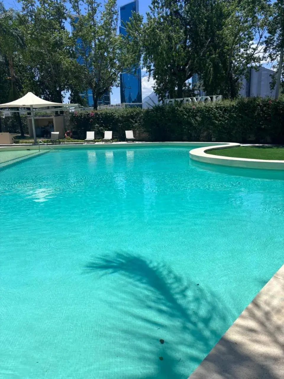 Swimming pool in Novotel Monterrey Valle Swimming pool in Novotel Monterrey Valle