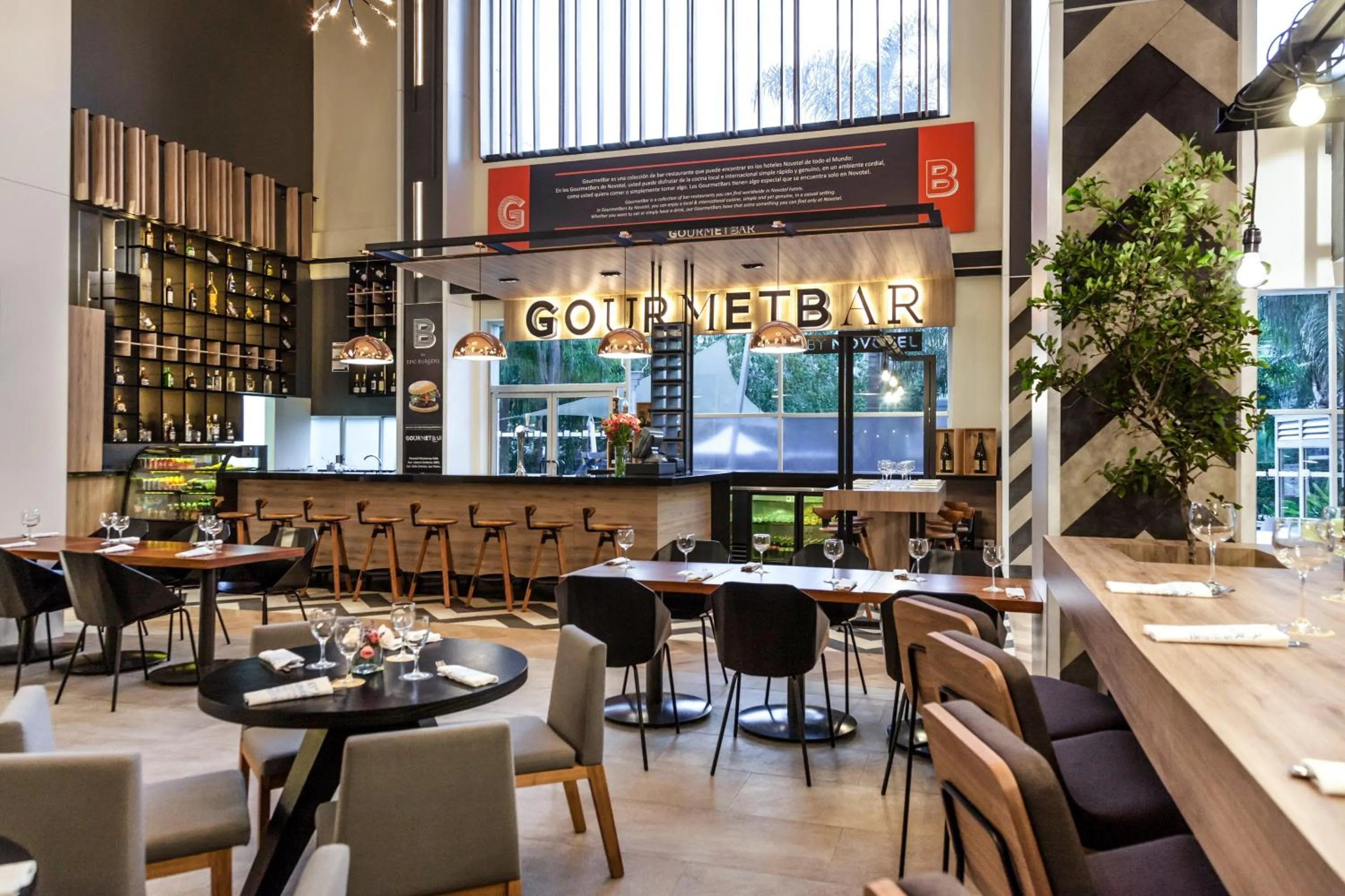 Lounge or bar in Novotel Monterrey Valle