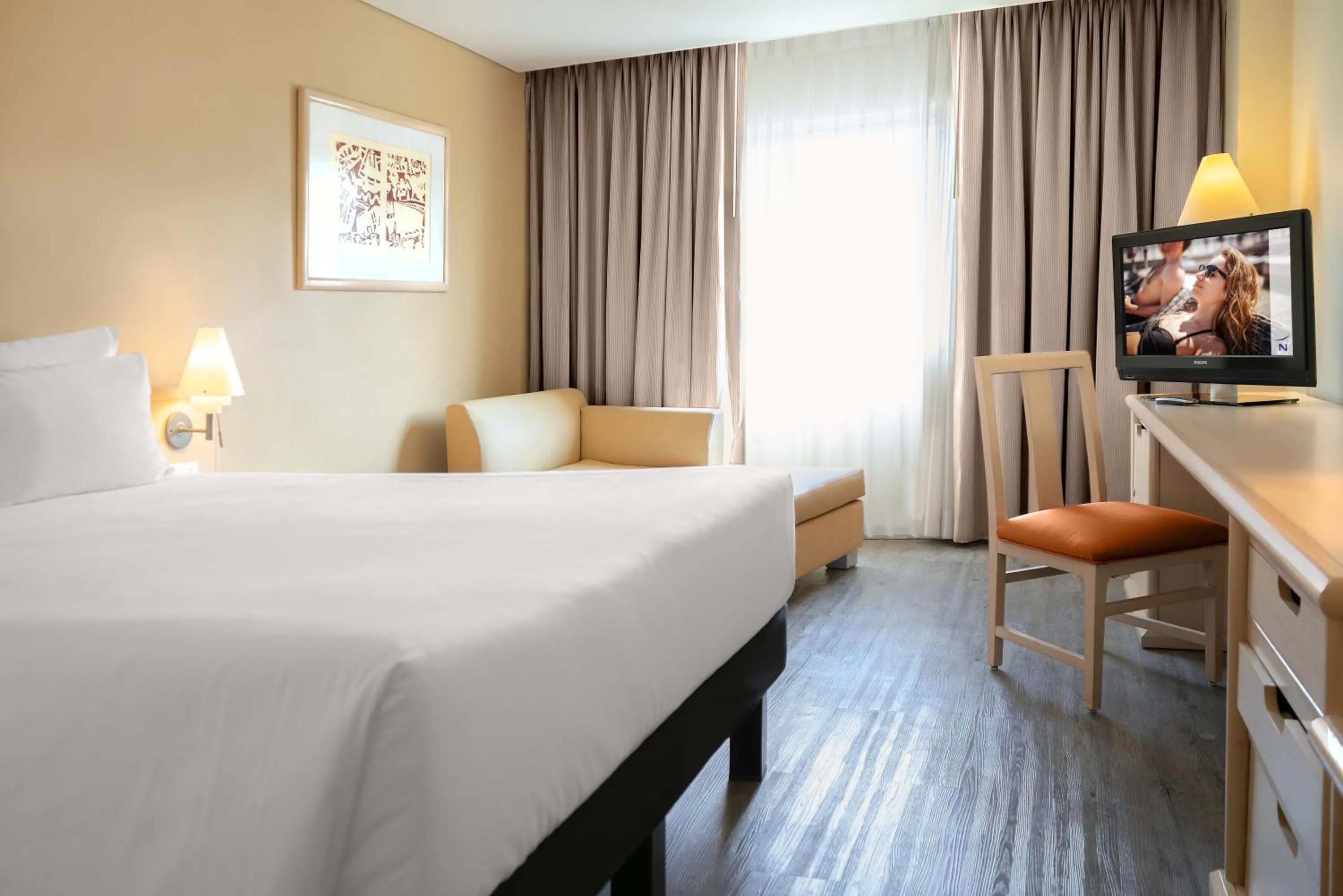 Bed in Novotel Monterrey Valle