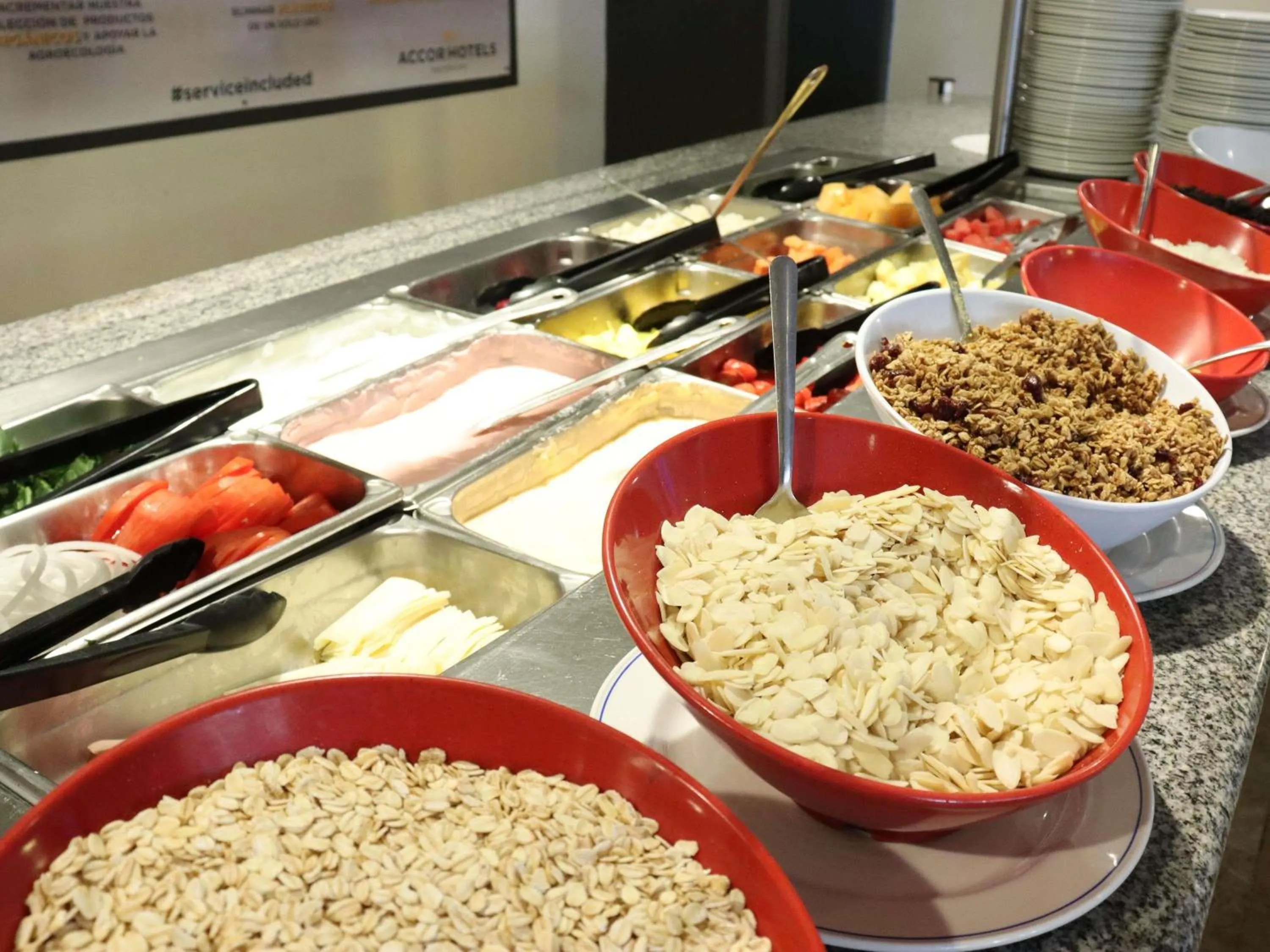 Restaurant/places to eat in Novotel Monterrey Valle