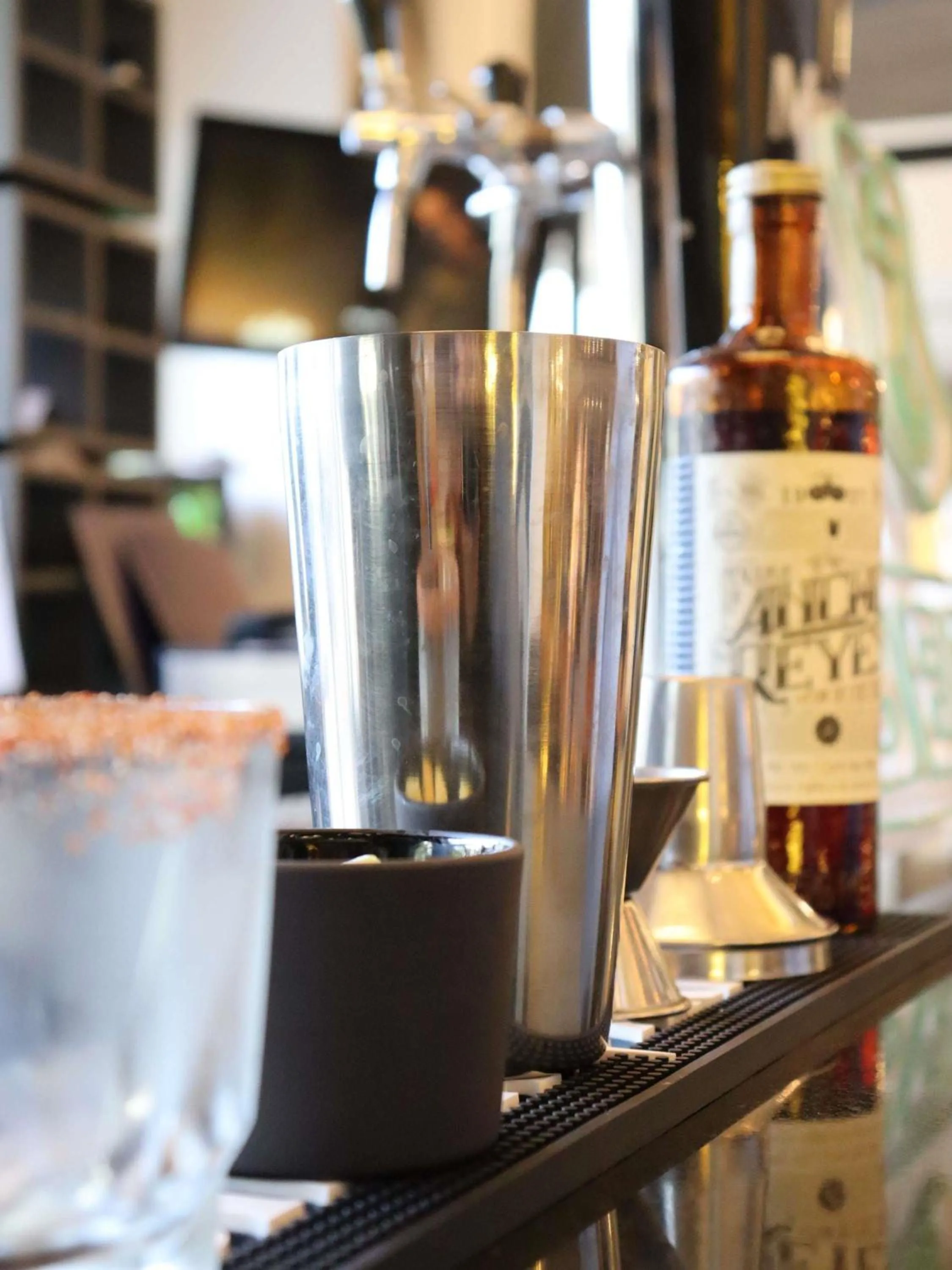 Lounge or bar in Novotel Monterrey Valle