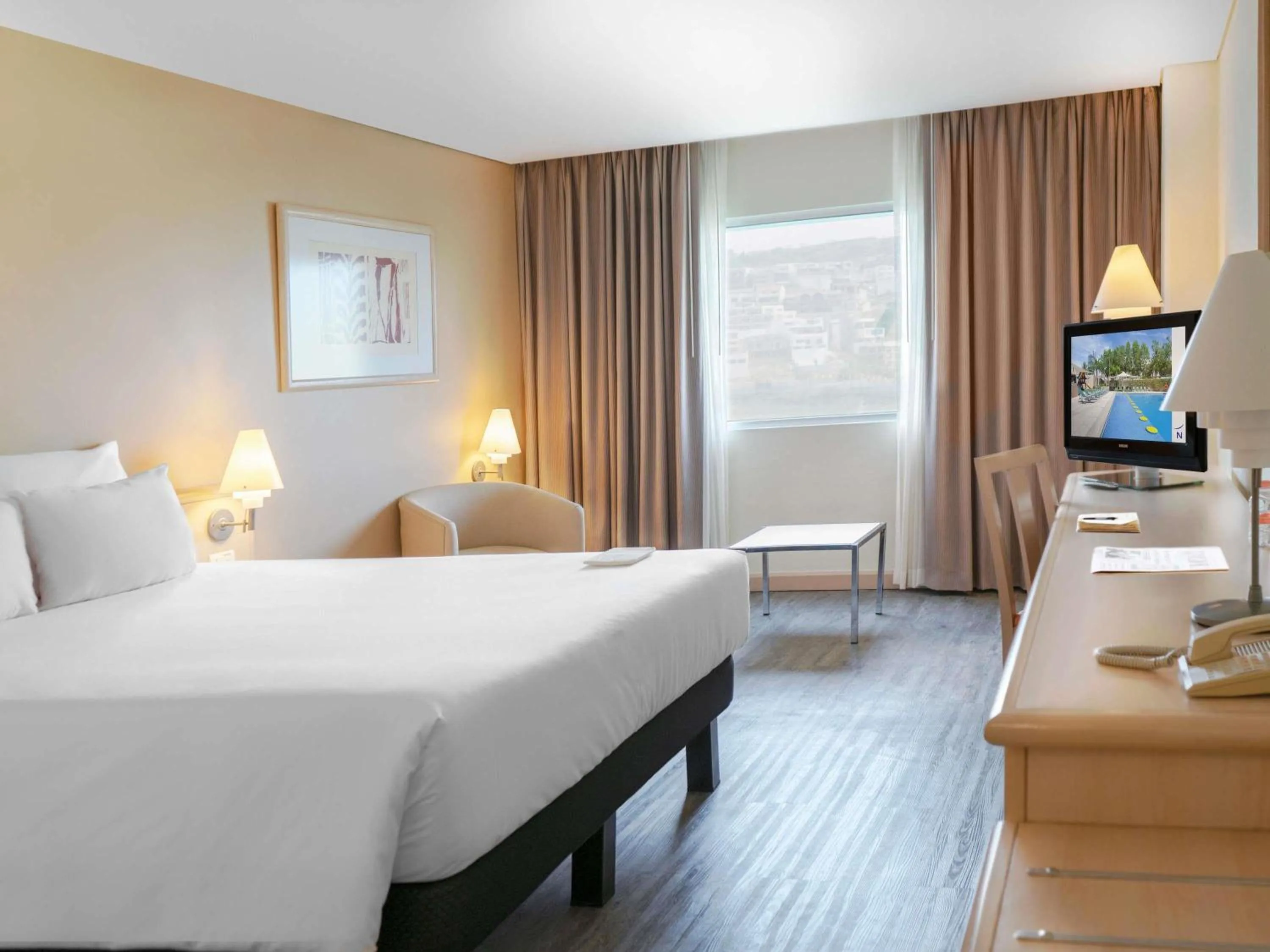 Bedroom, Bed in Novotel Monterrey Valle