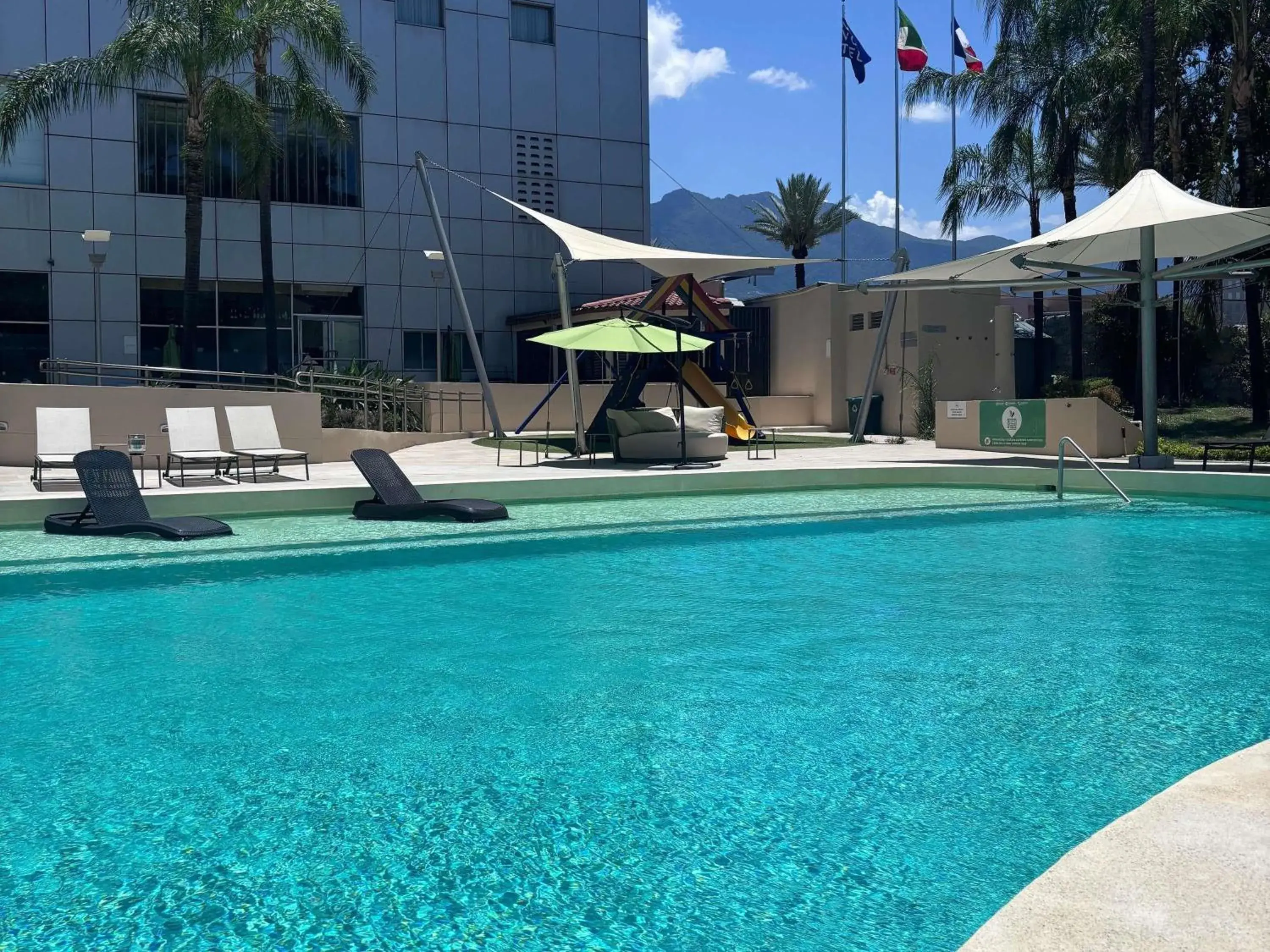 Pool view in Novotel Monterrey Valle Pool view in Novotel Monterrey Valle