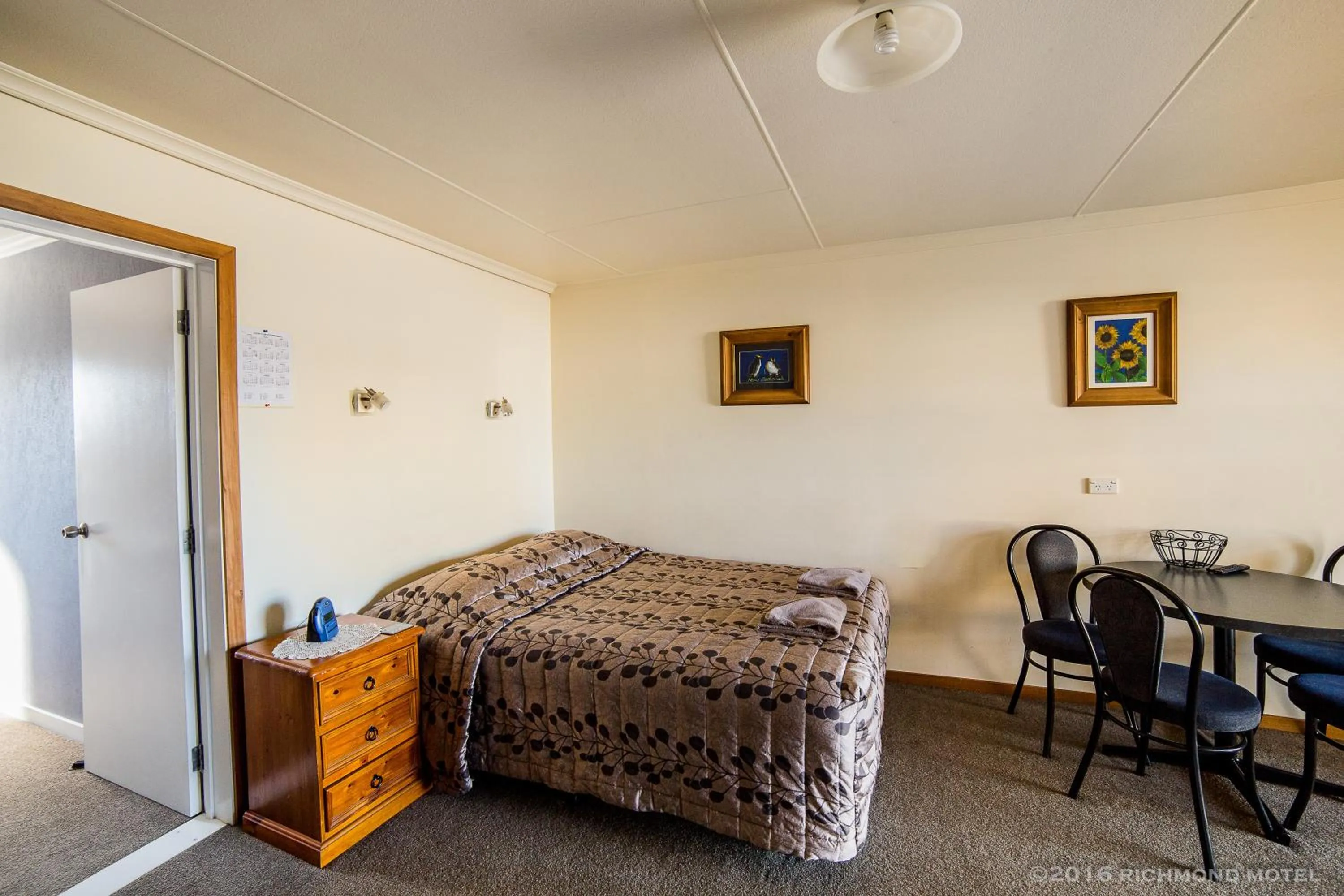 Bed in Richmond Motel and Holiday Park