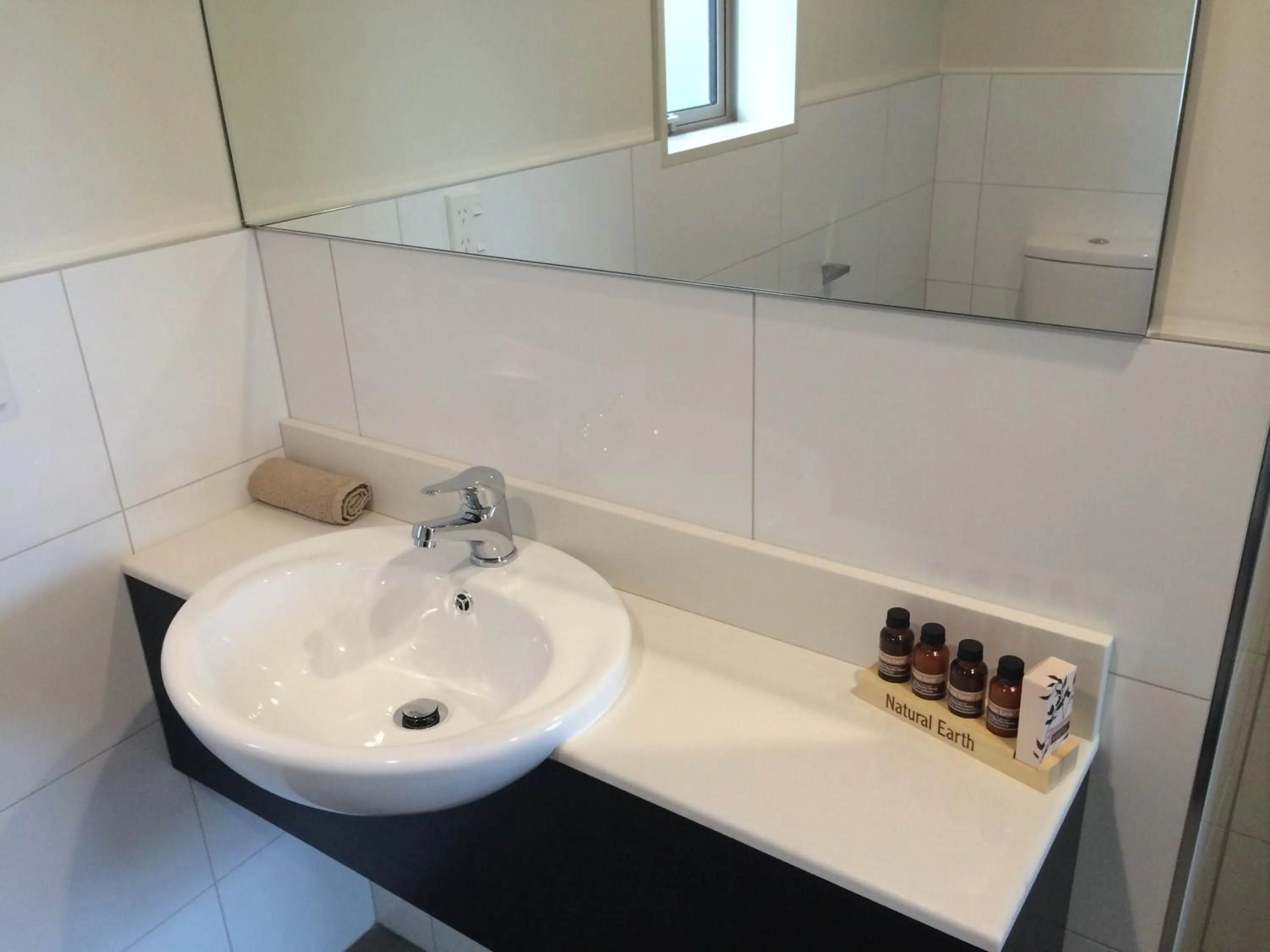 Bathroom in Rolleston Highway Motel