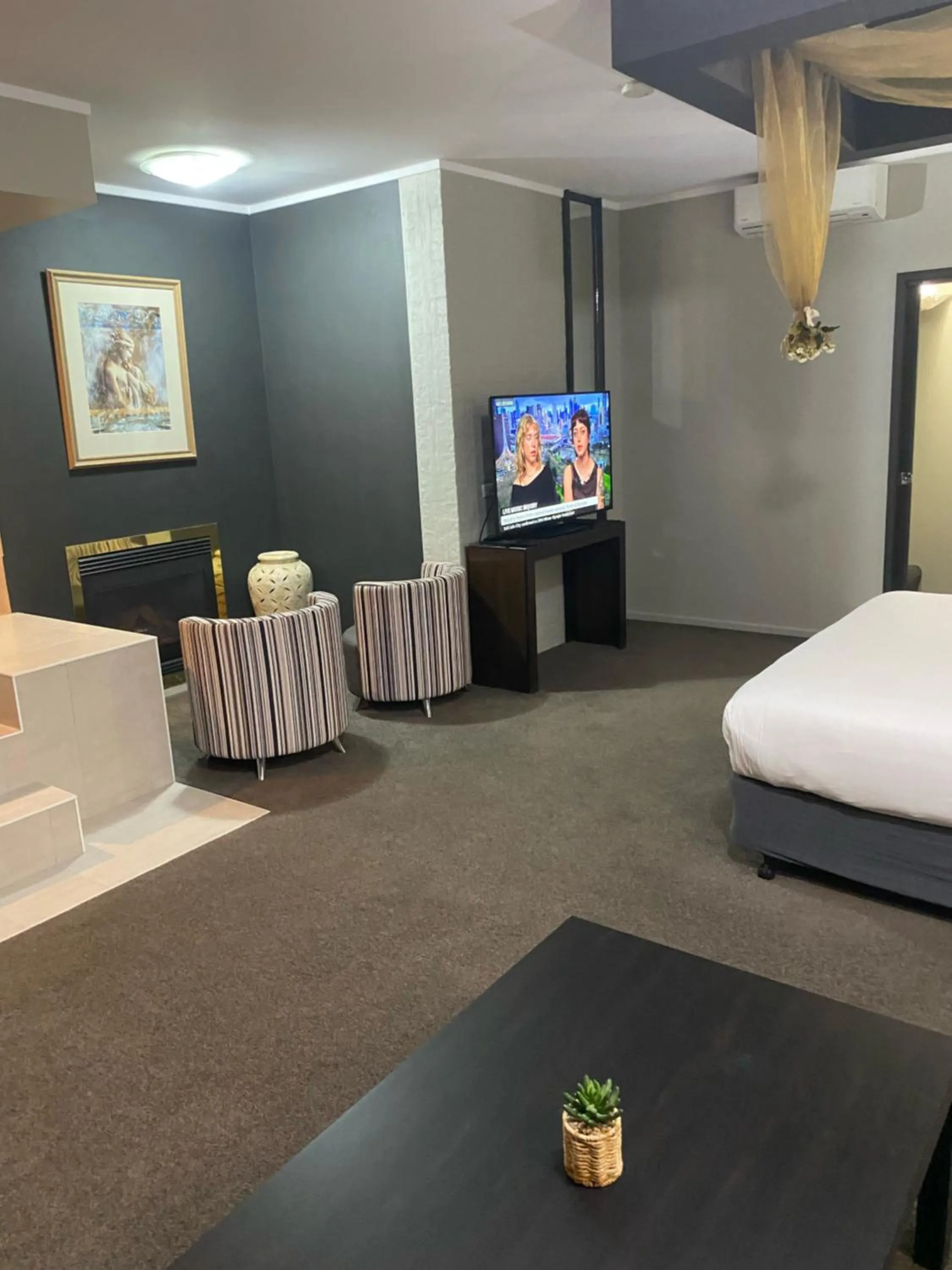 TV and multimedia, Bed in Madison Spa Motel - Adults Only