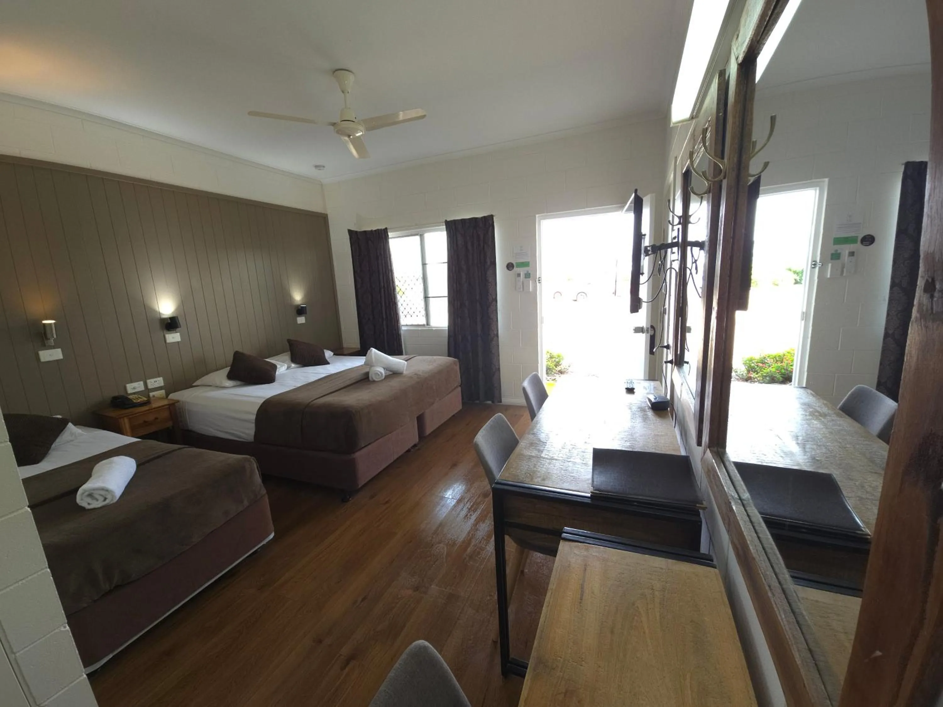 Bedroom, Bed in Colonial Rose Motel