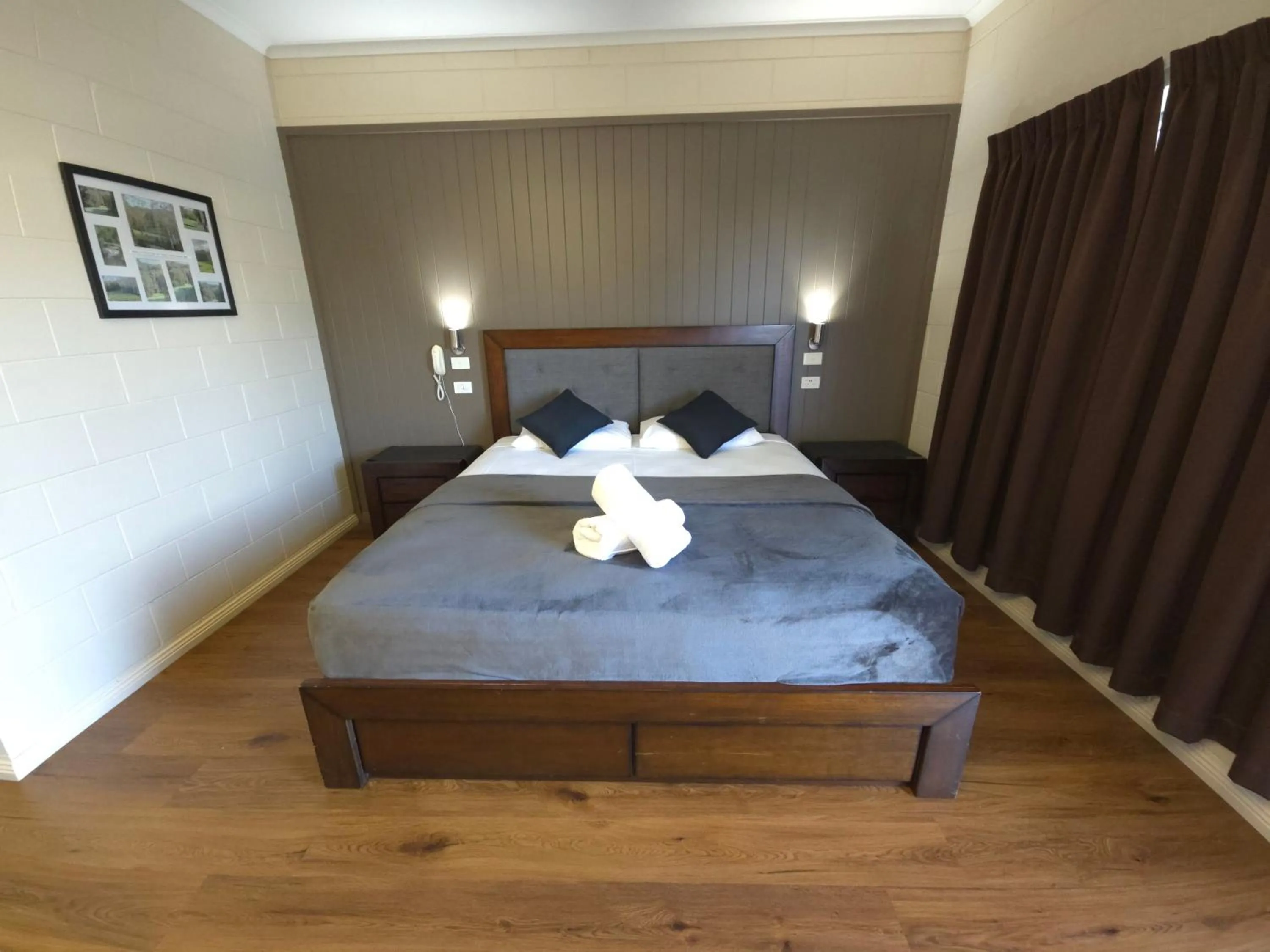 Bedroom, Bed in Colonial Rose Motel