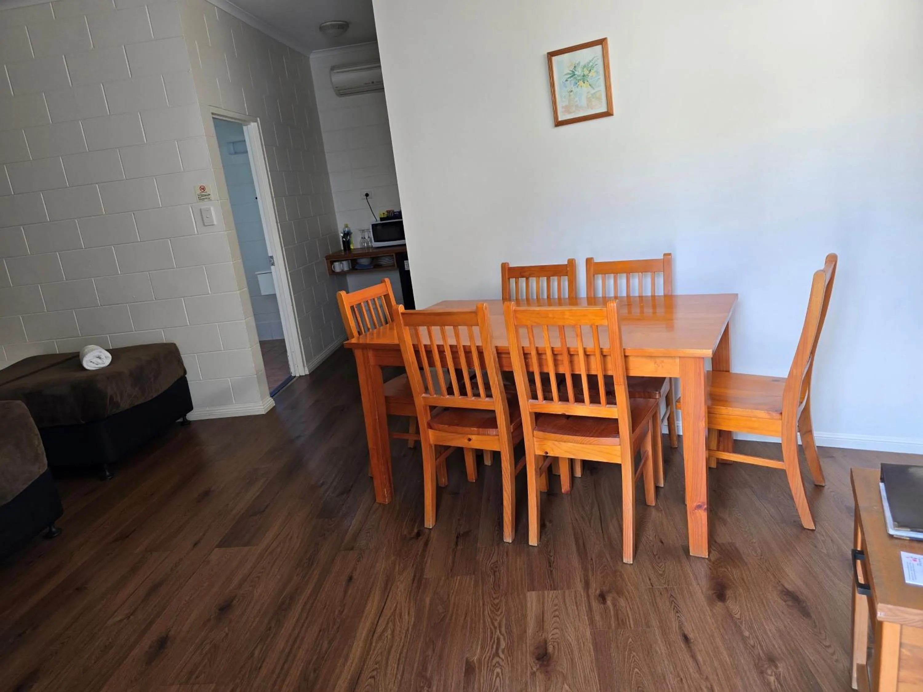 Living room in Colonial Rose Motel