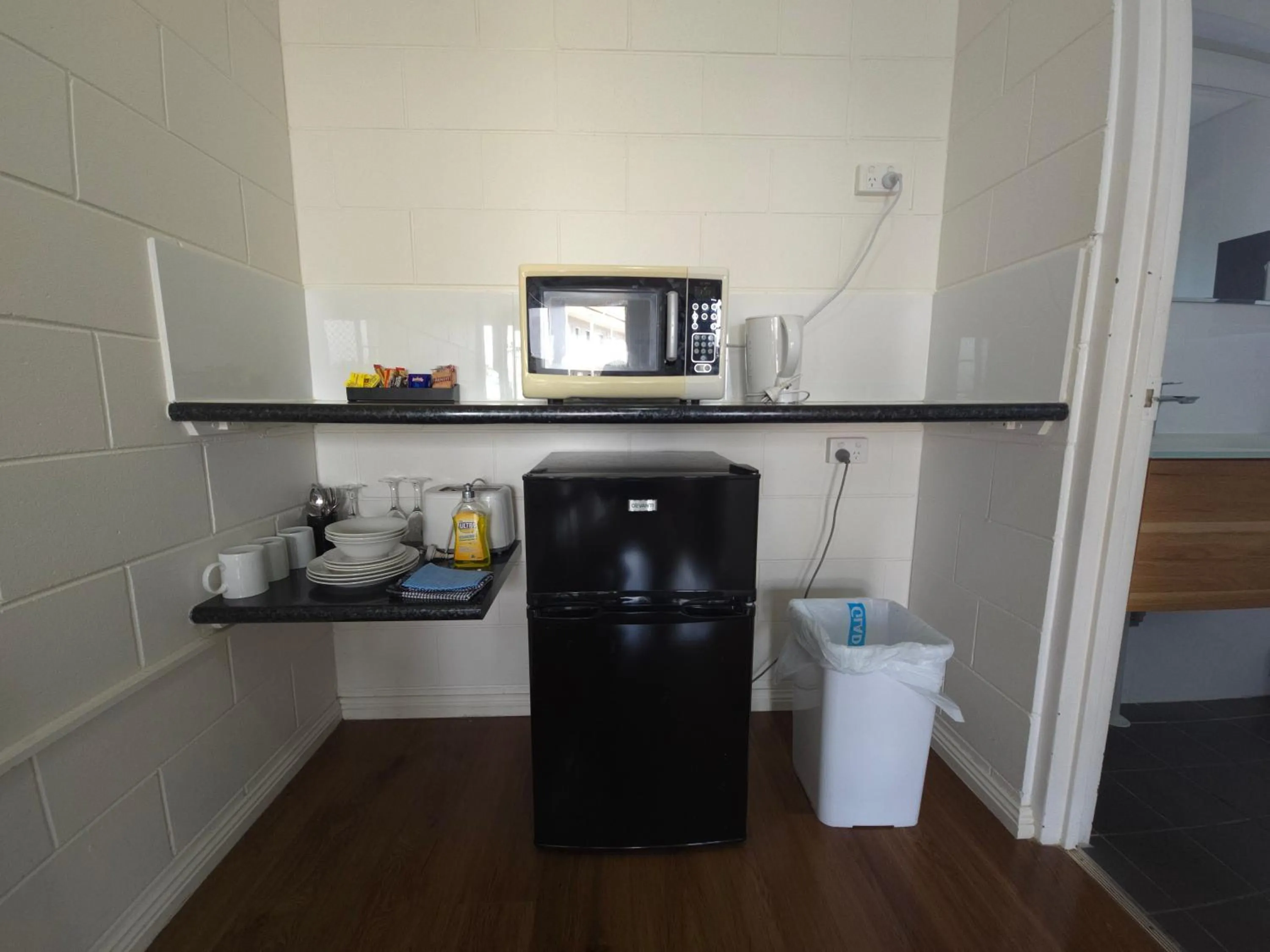 Kitchen or kitchenette in Colonial Rose Motel