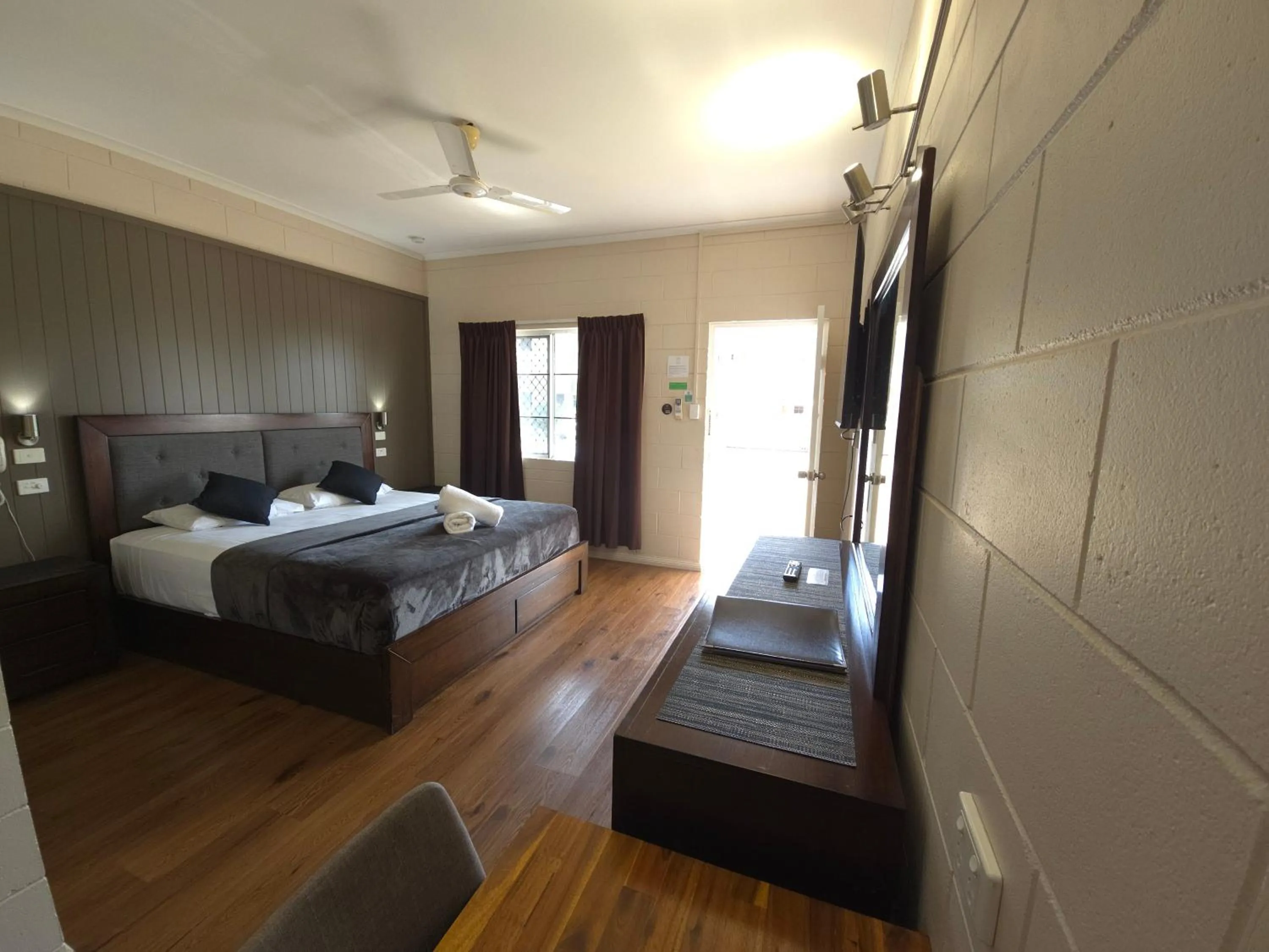 Bedroom, Bed in Colonial Rose Motel