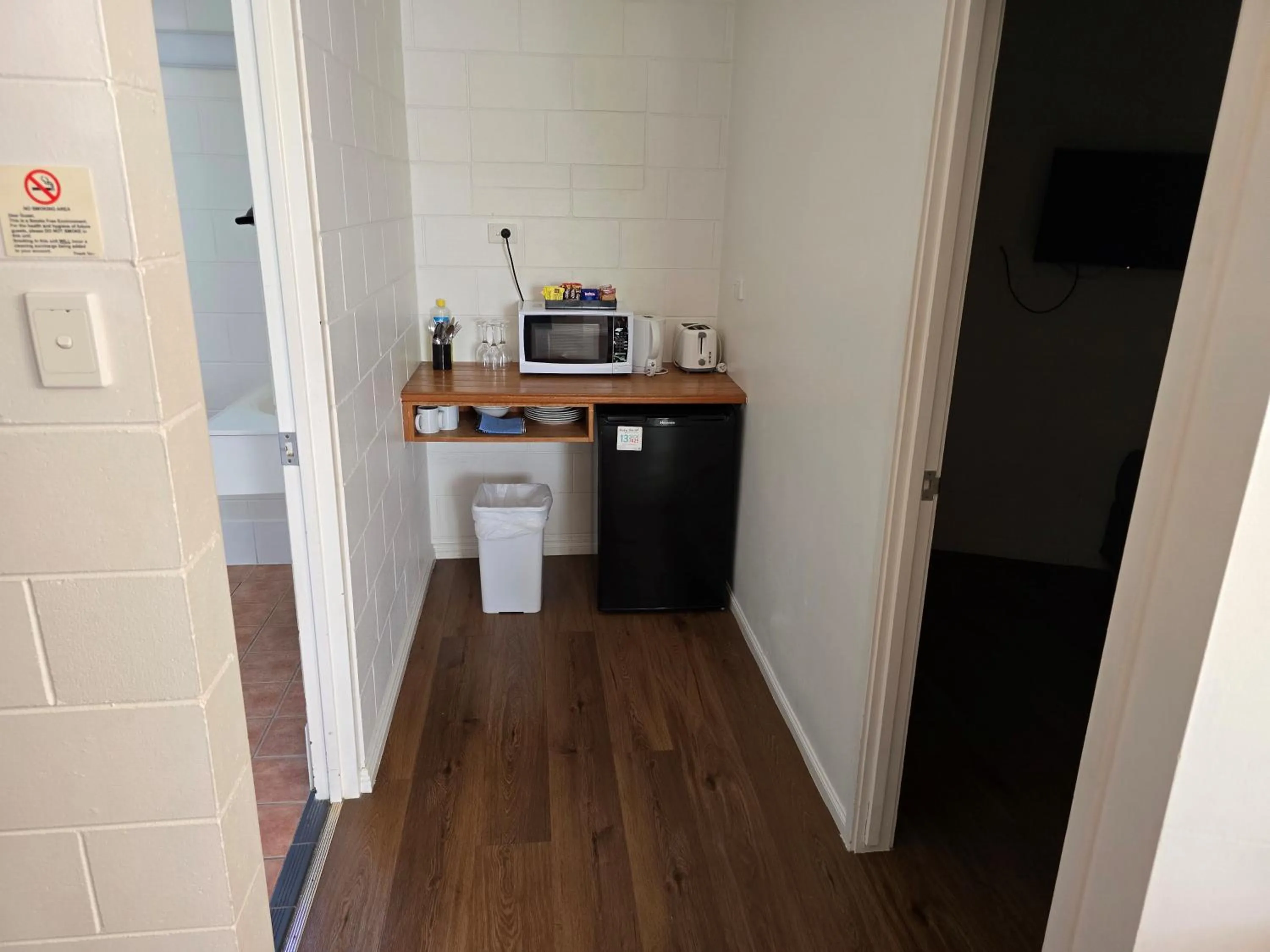 Kitchen or kitchenette in Colonial Rose Motel