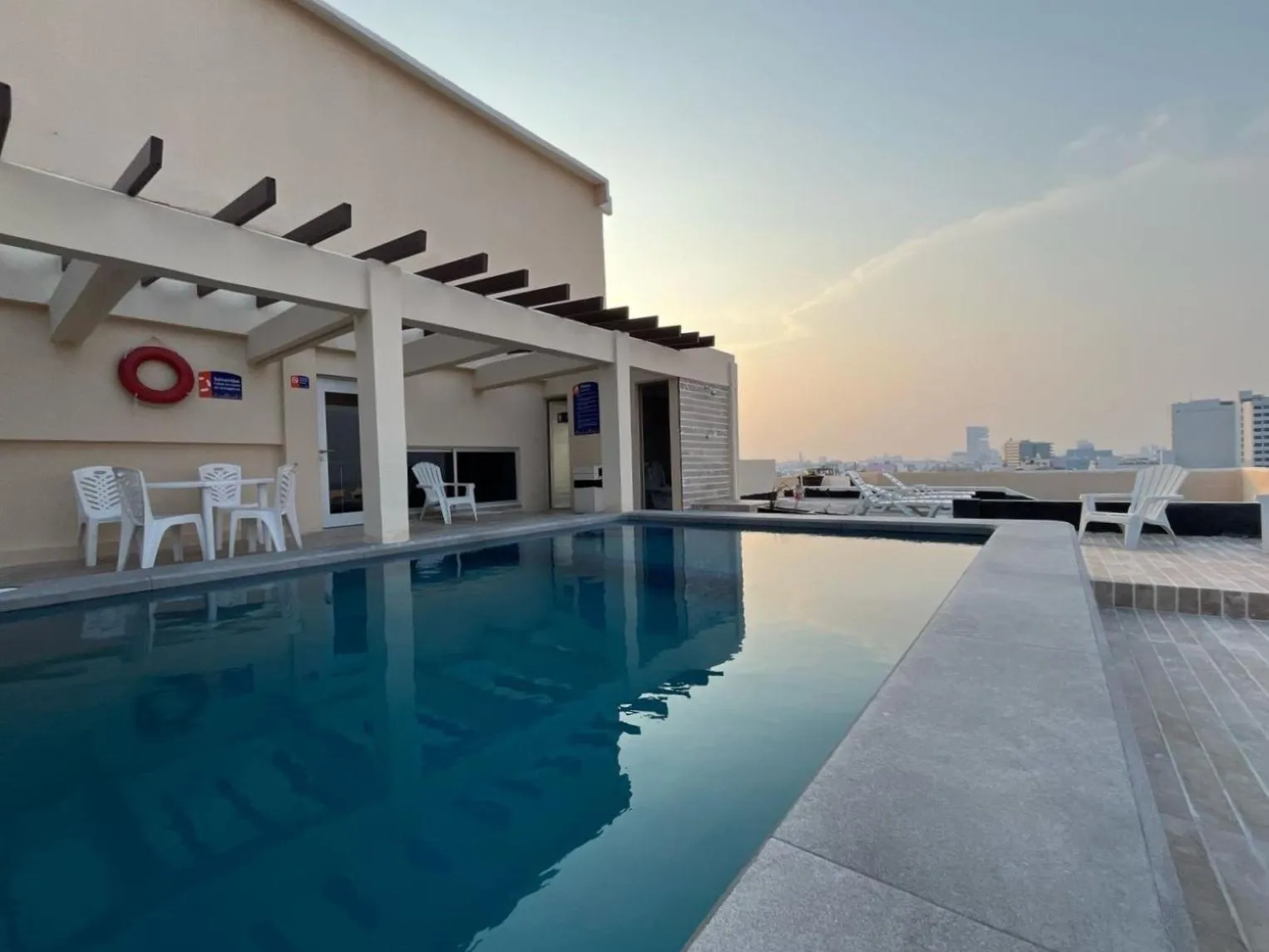 Swimming pool in Howard Johnson by Wyndham Veracruz