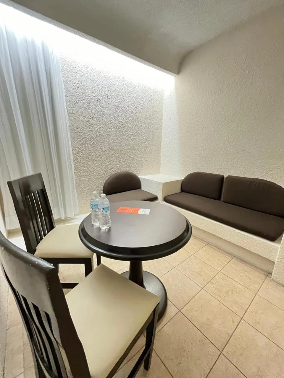 Seating area in Howard Johnson by Wyndham Veracruz