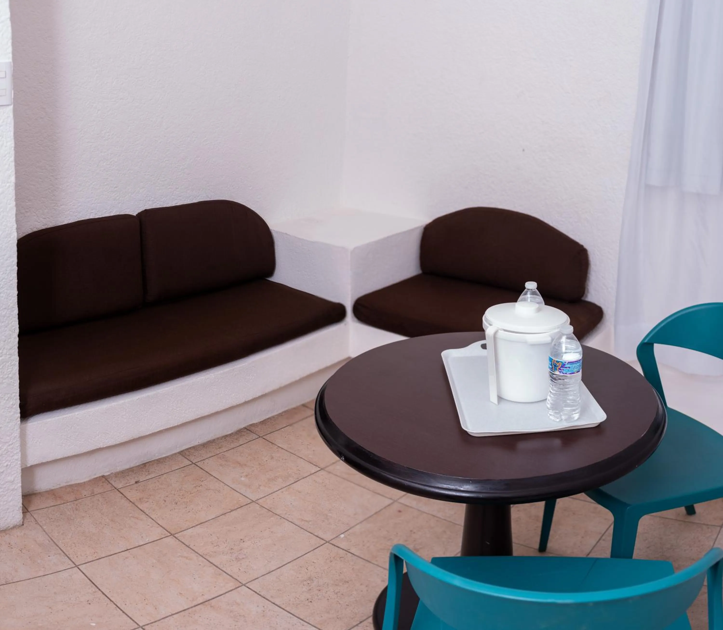 Living room in Howard Johnson by Wyndham Veracruz