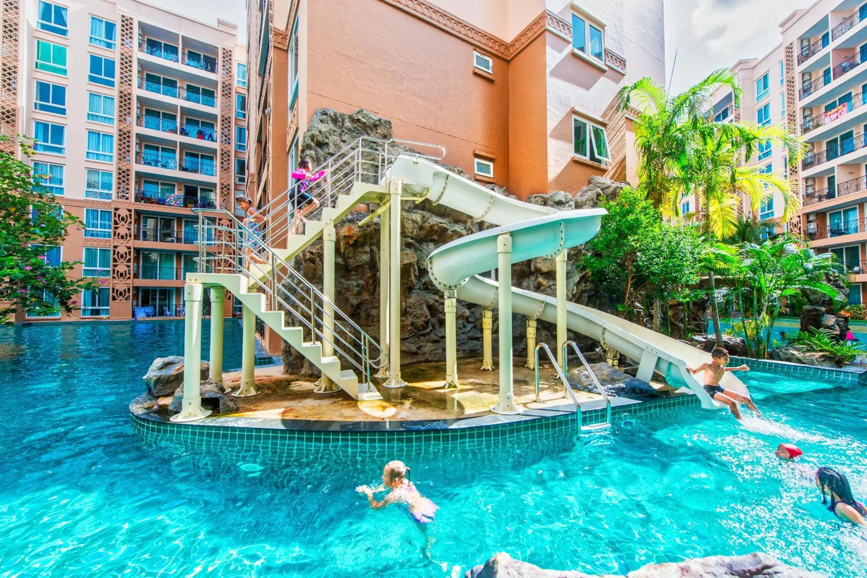 Swimming pool in Atlantis Residence