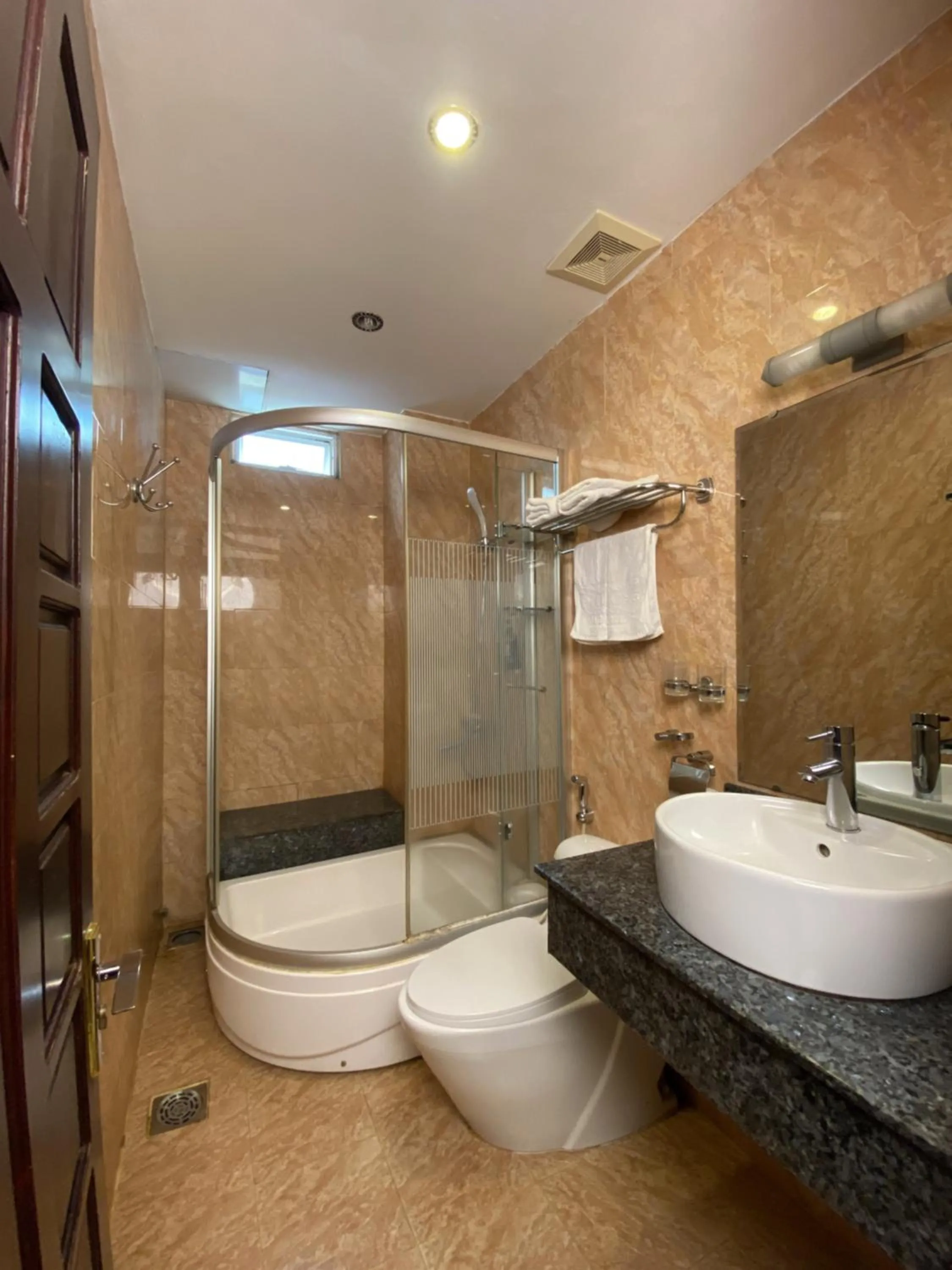 Shower in Dai Long Hotel