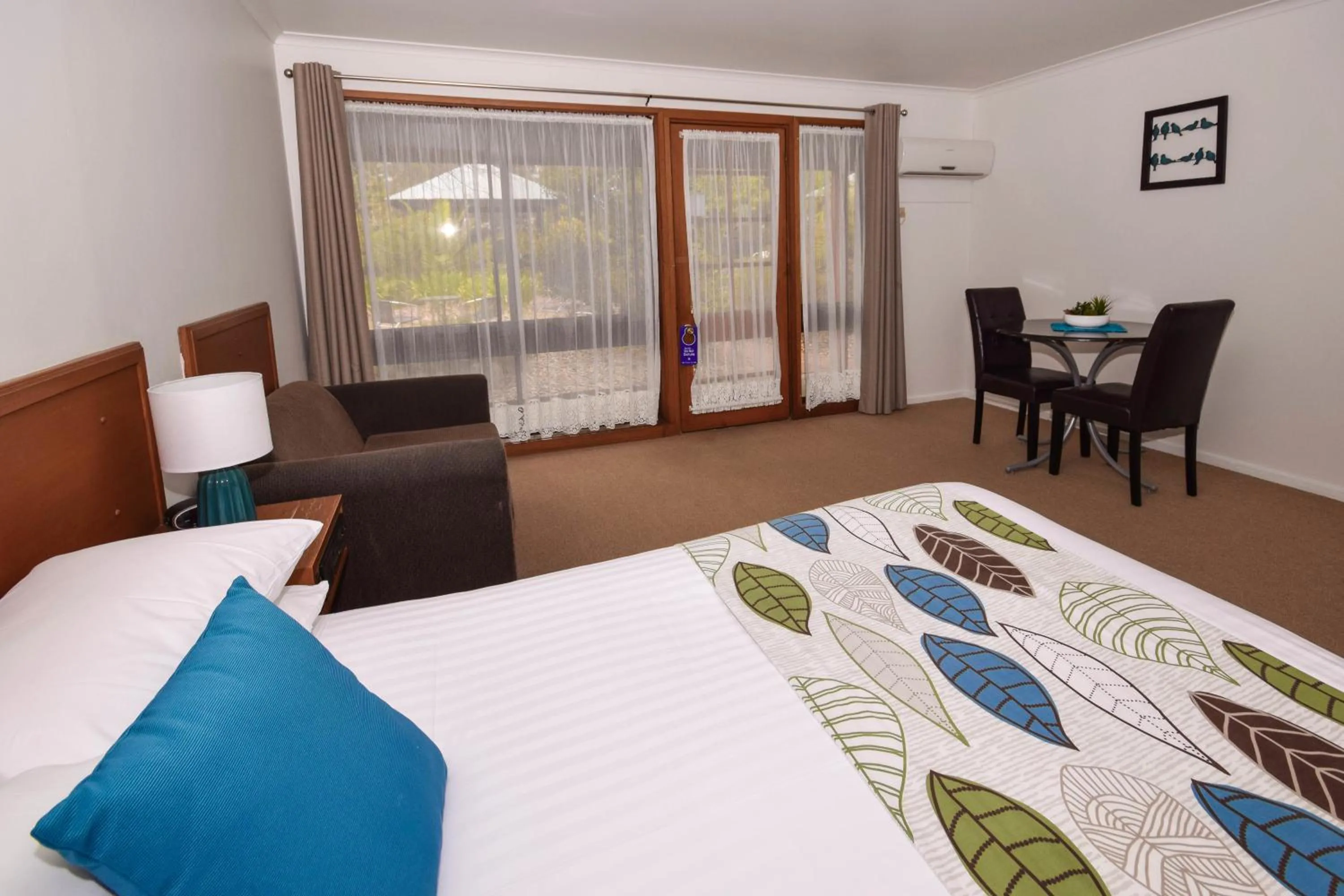 Dining area, Bed in River Country Inn