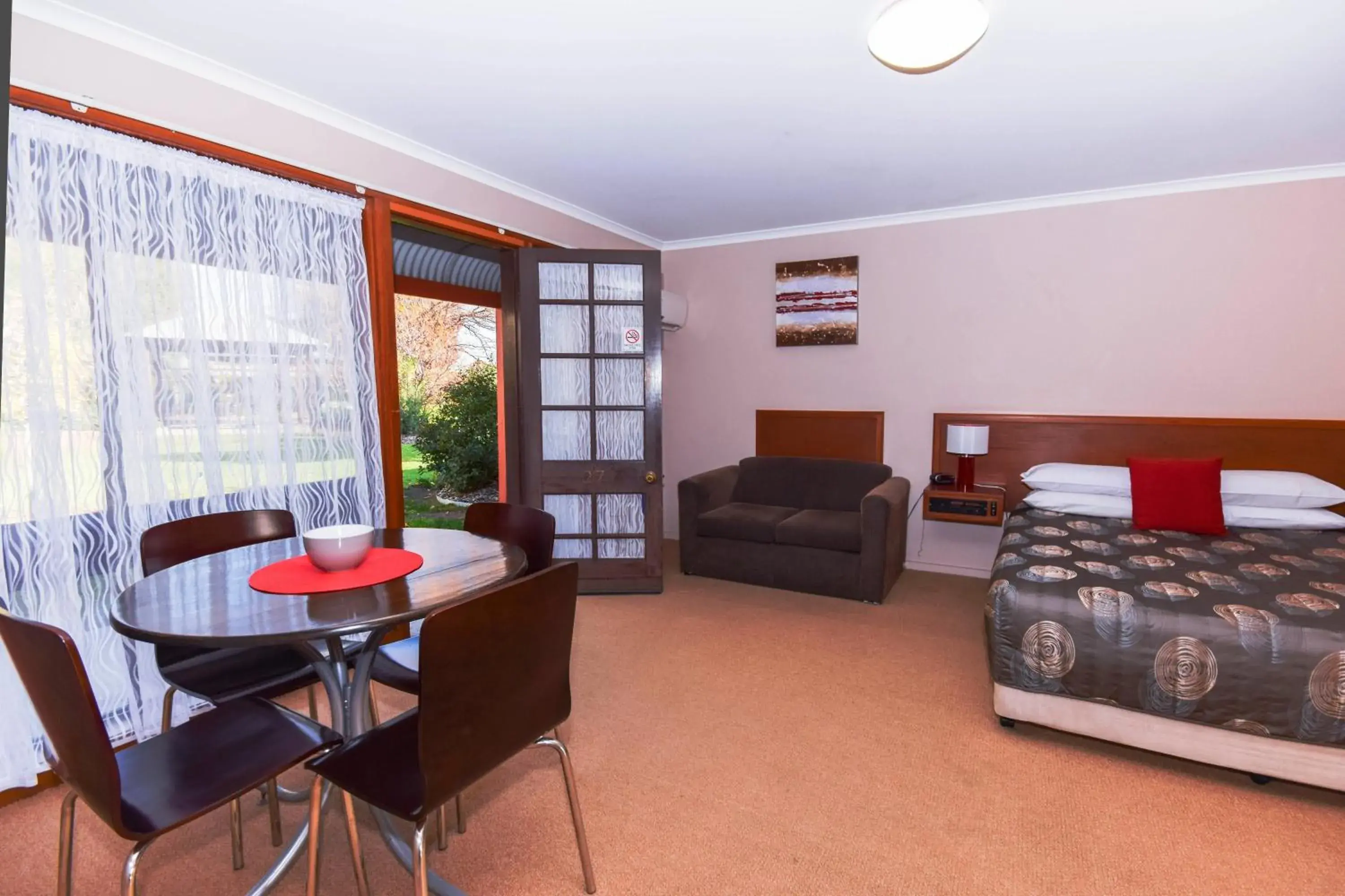 Photo of the whole room, Bed in River Country Inn Photo of the whole room, Bed in River Country Inn