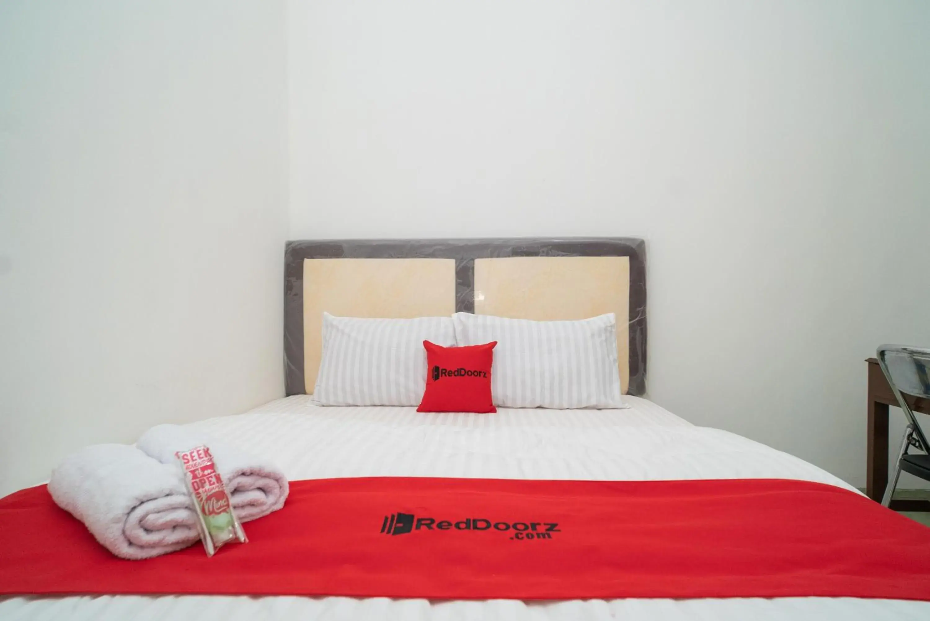 Bed in RedDoorz near Bundaran Ciceri Bed in RedDoorz near Bundaran Ciceri