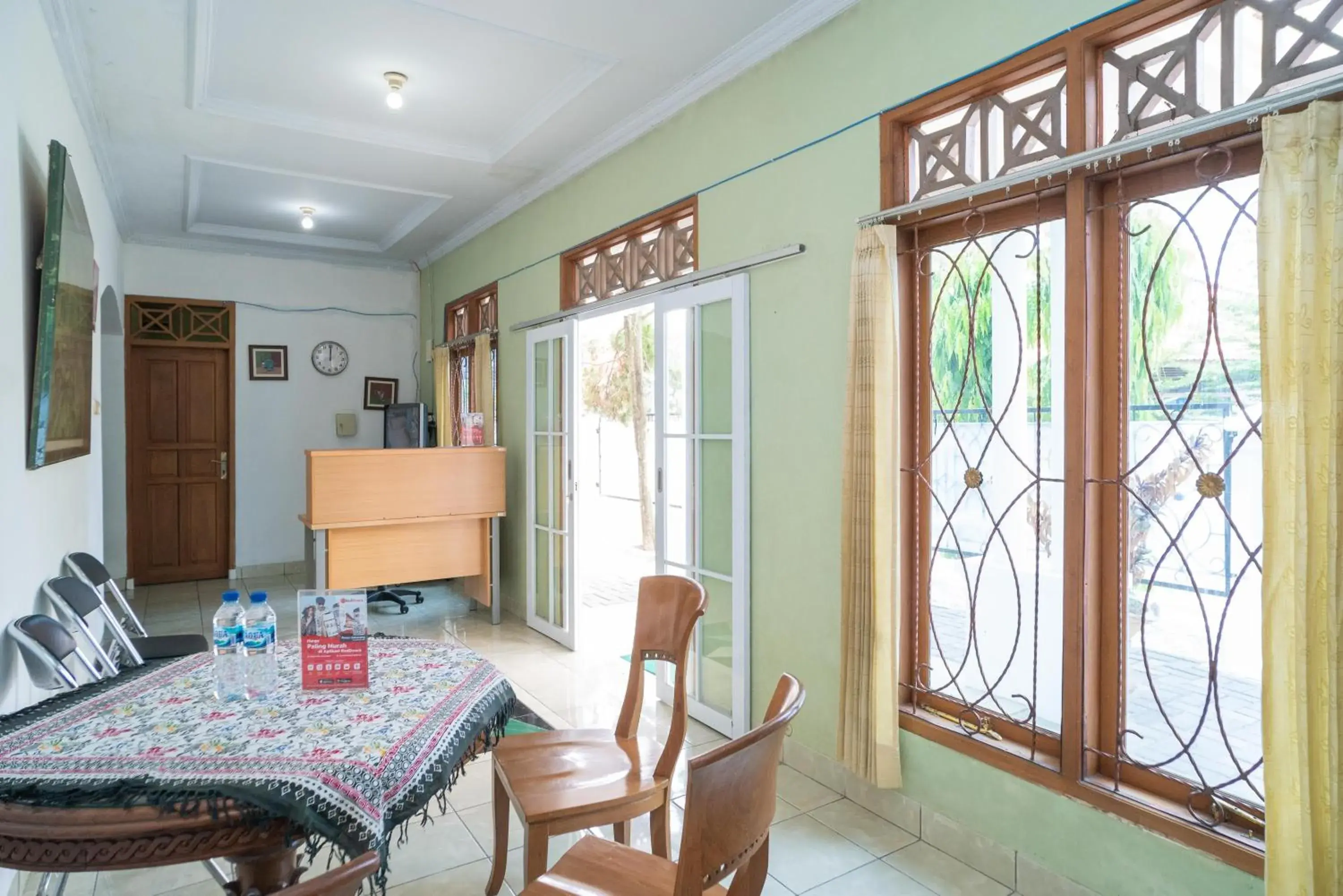 Lobby or reception in RedDoorz near Bundaran Ciceri Lobby or reception in RedDoorz near Bundaran Ciceri