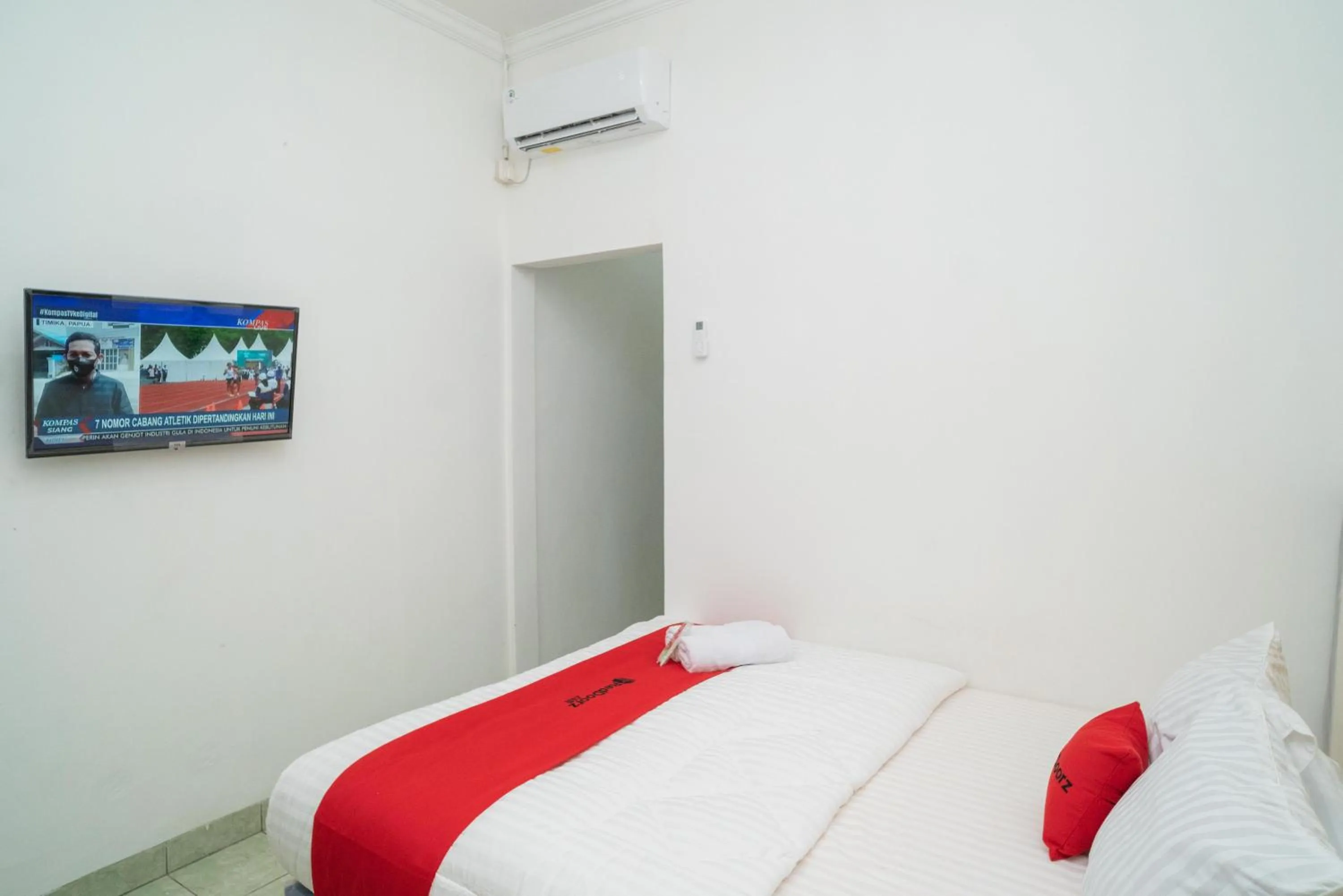 TV and multimedia, Bed in RedDoorz near Bundaran Ciceri
