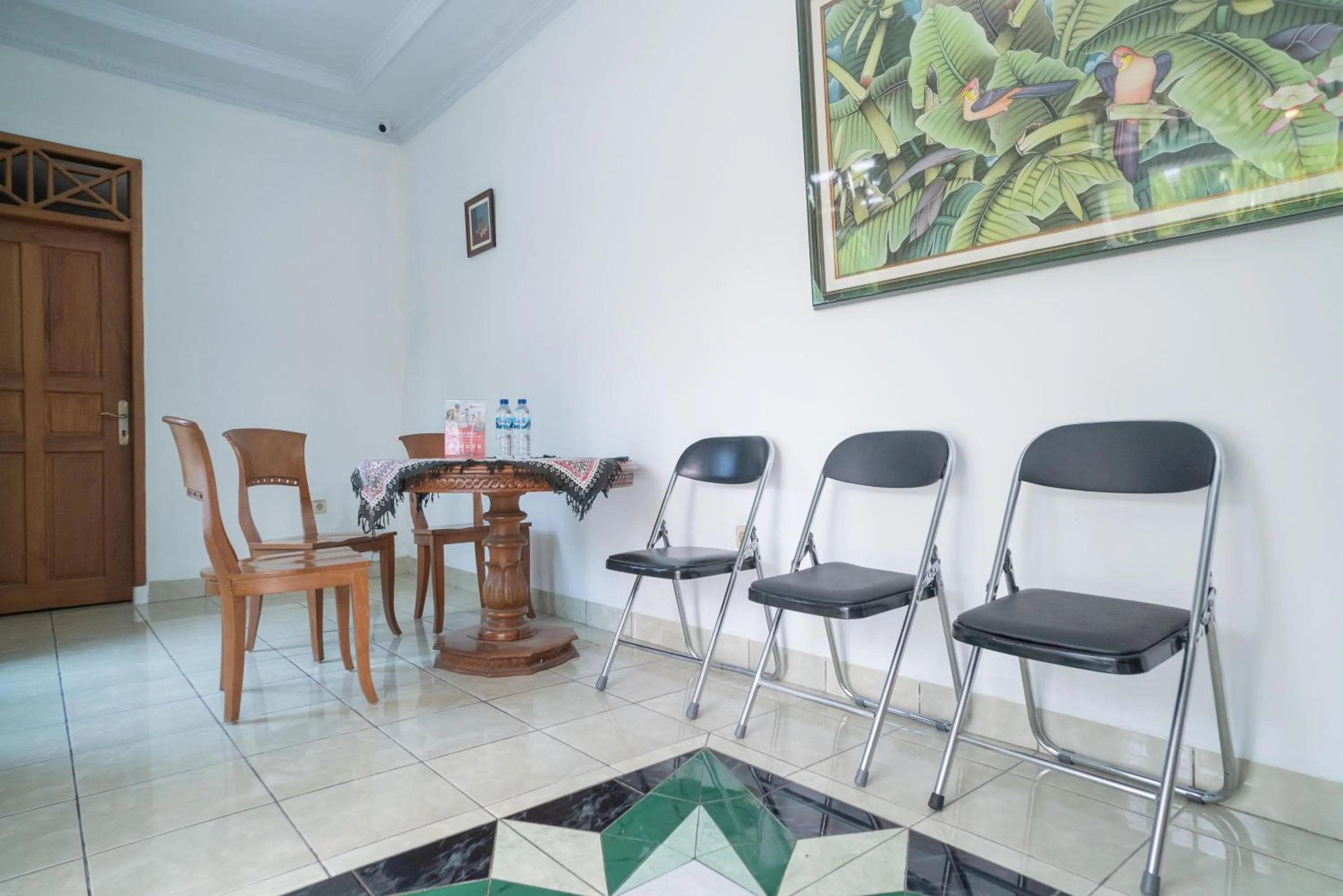 Lobby or reception in RedDoorz near Bundaran Ciceri