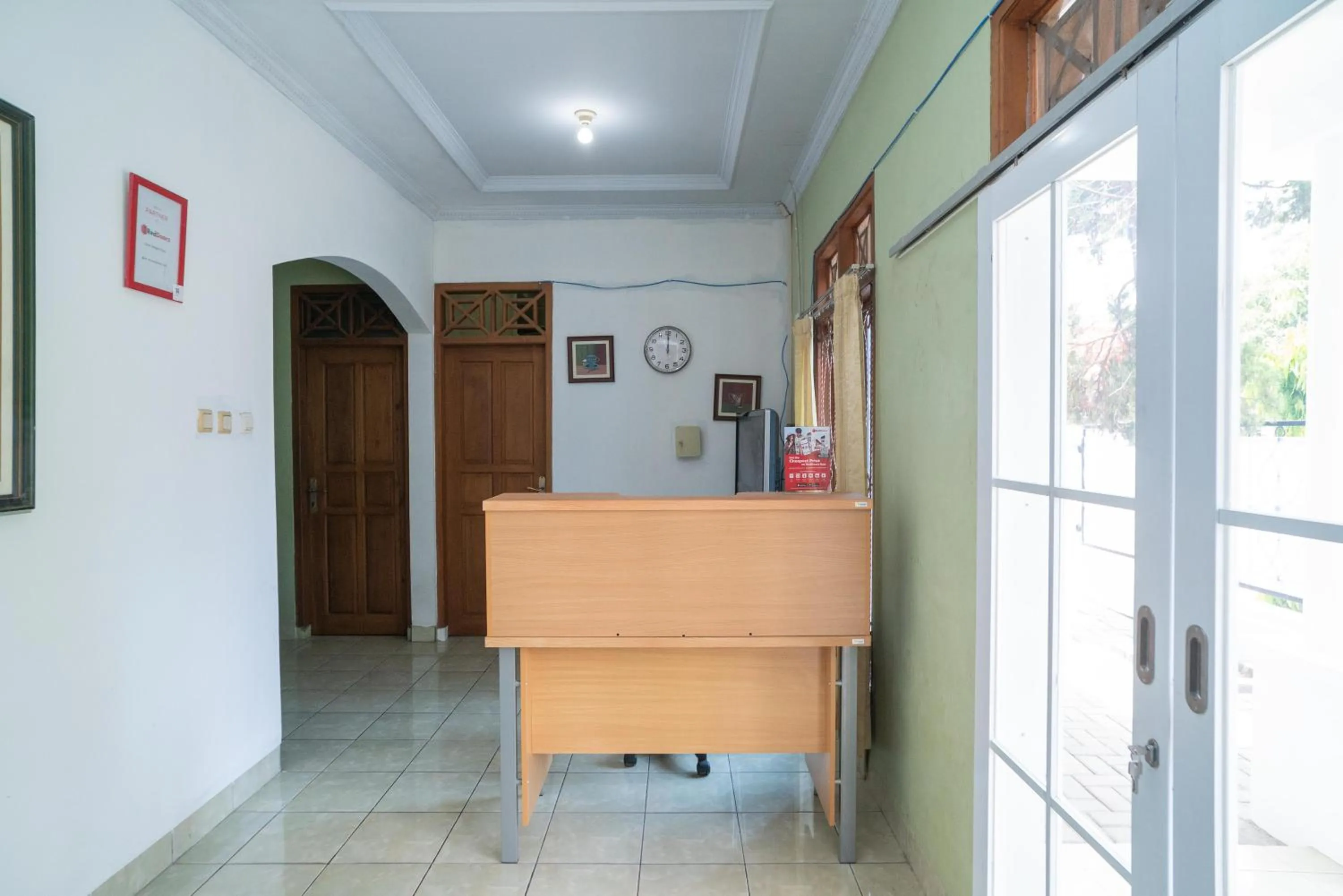 Lobby or reception in RedDoorz near Bundaran Ciceri