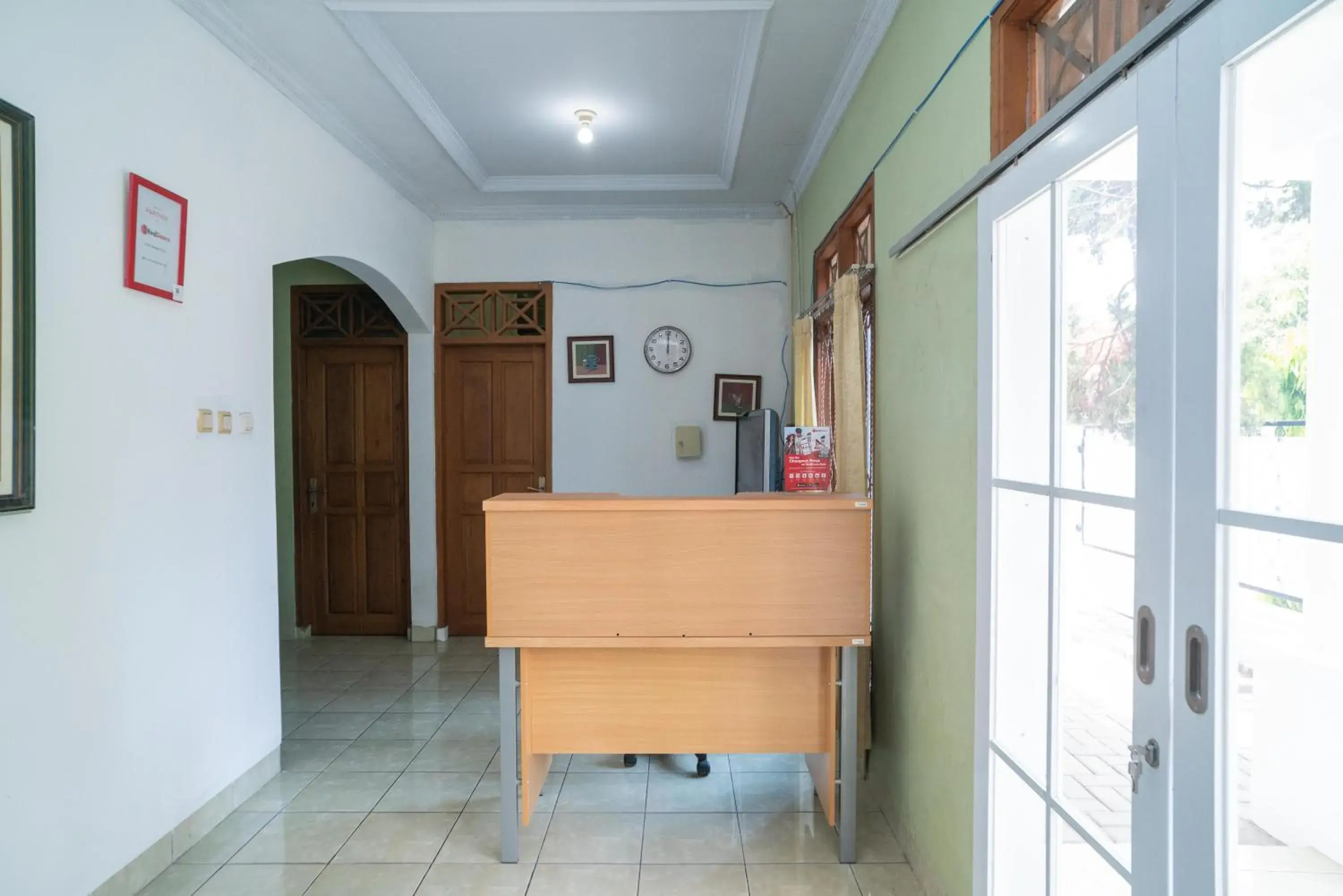 Lobby or reception in RedDoorz near Bundaran Ciceri Lobby or reception in RedDoorz near Bundaran Ciceri