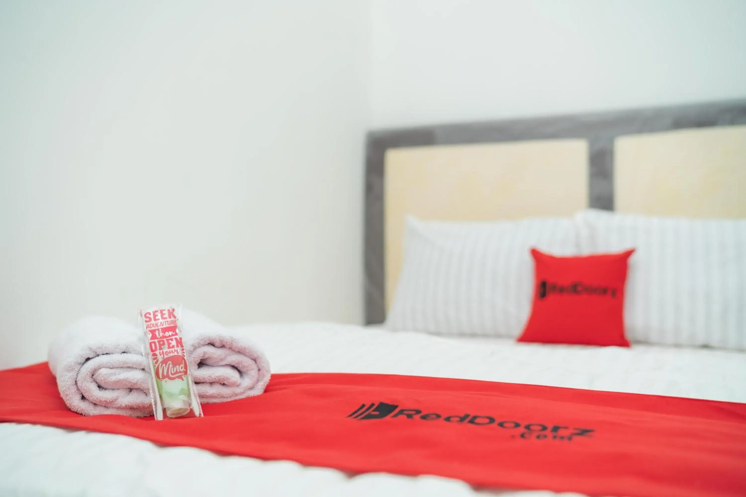 Bed in RedDoorz near Bundaran Ciceri Bed in RedDoorz near Bundaran Ciceri