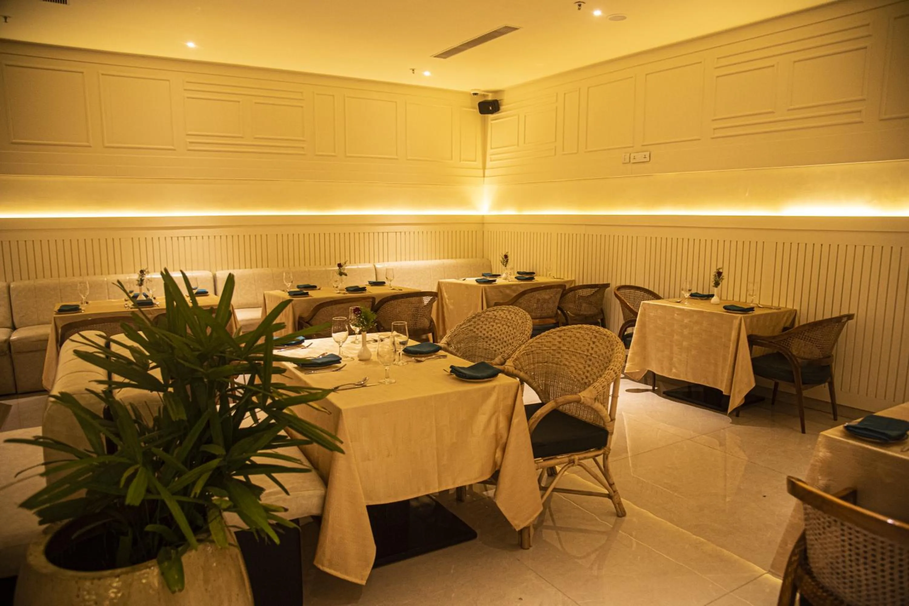Restaurant/places to eat in Hotel Jagadish International-Sankey Road
