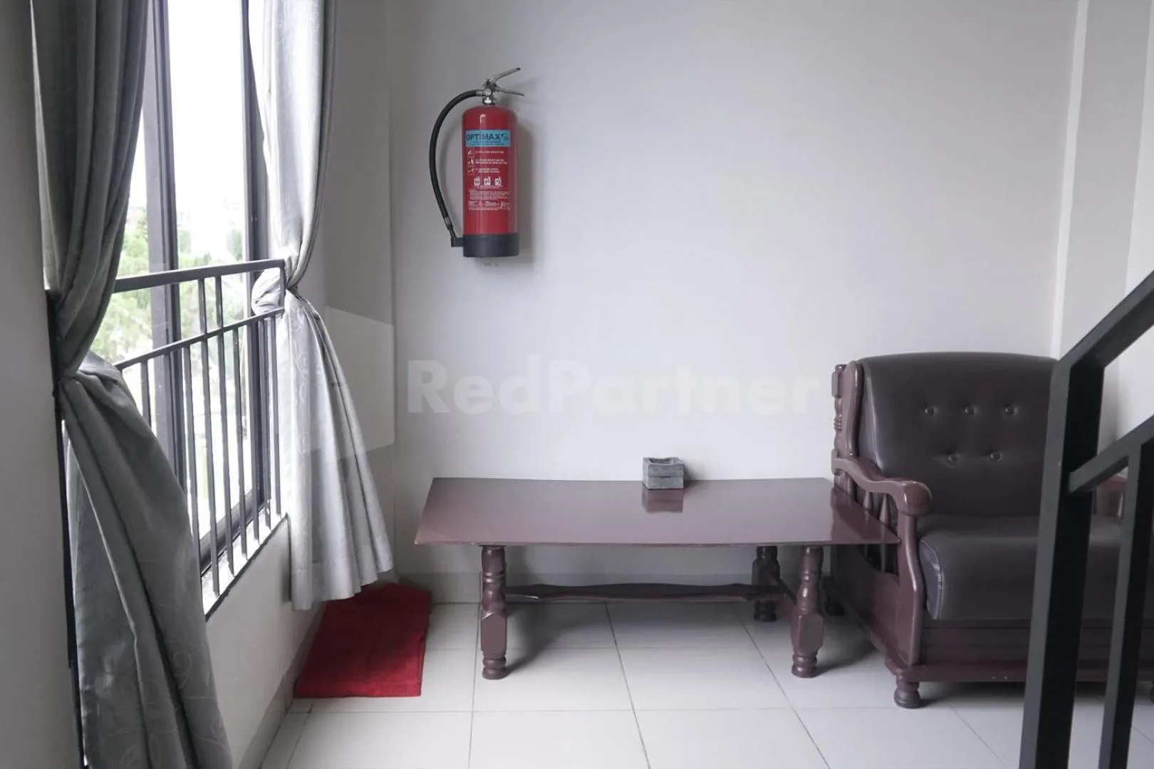 Seating area in Carolina Transit Medan Mitra RedDoorz