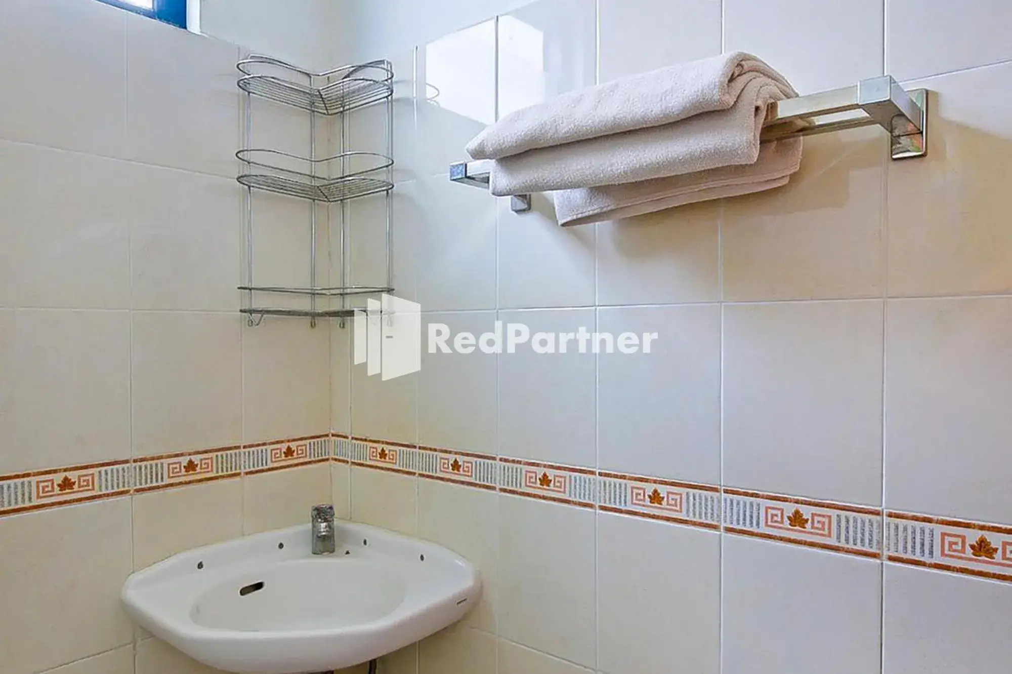 Deluxe Room in Carolina Transit Medan Mitra RedDoorz Deluxe Room in Carolina Transit Medan Mitra RedDoorz