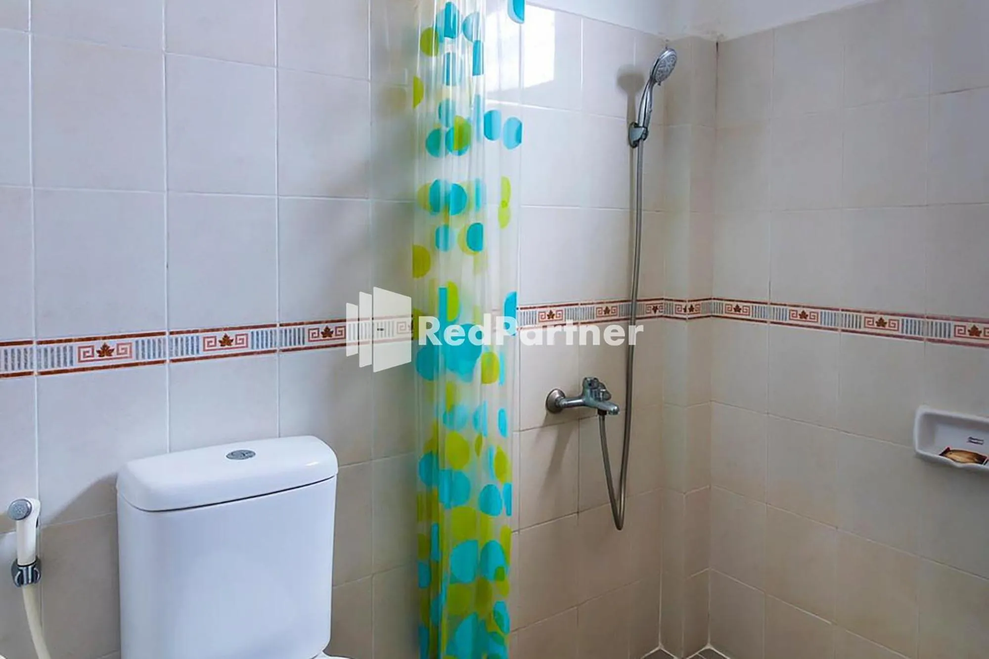 Bathroom in Carolina Transit Medan Mitra RedDoorz