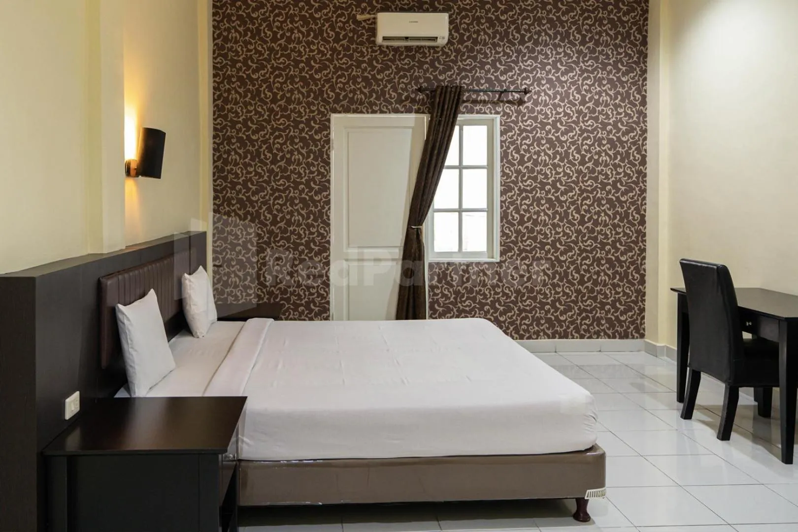 Bedroom in Carolina Transit Medan Mitra RedDoorz