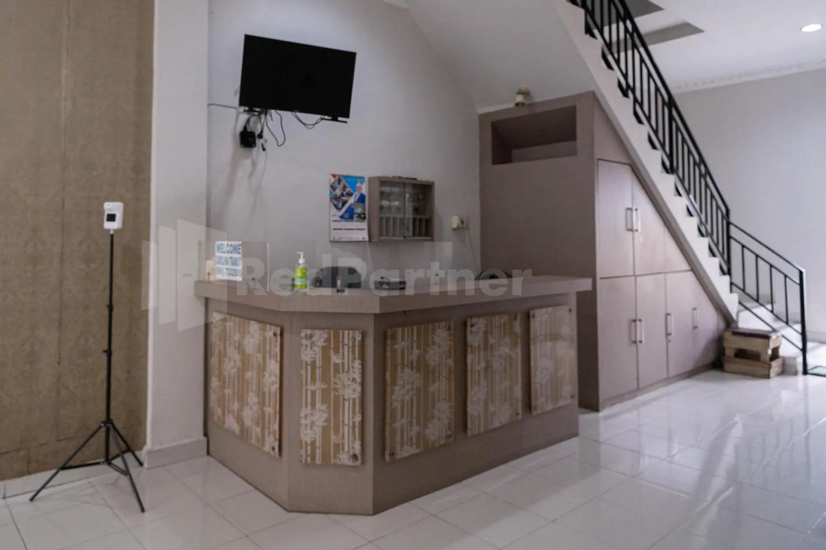 Lobby or reception in Carolina Transit Medan Mitra RedDoorz