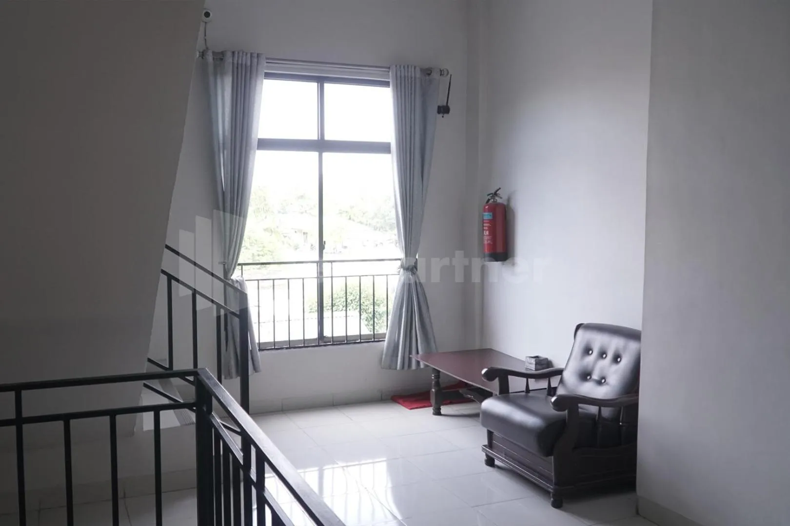 Seating area in Carolina Transit Medan Mitra RedDoorz