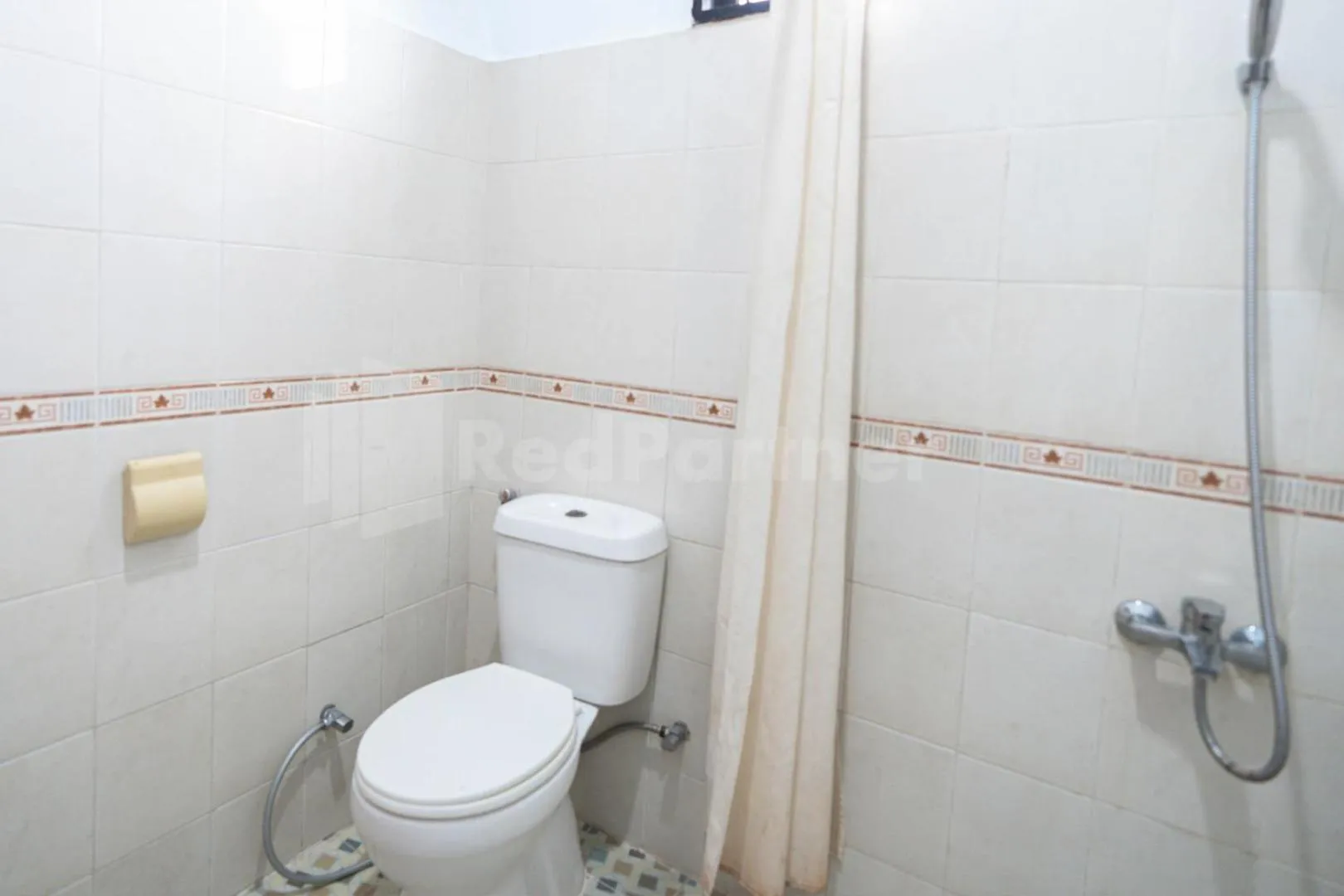 Bathroom in Carolina Transit Medan Mitra RedDoorz