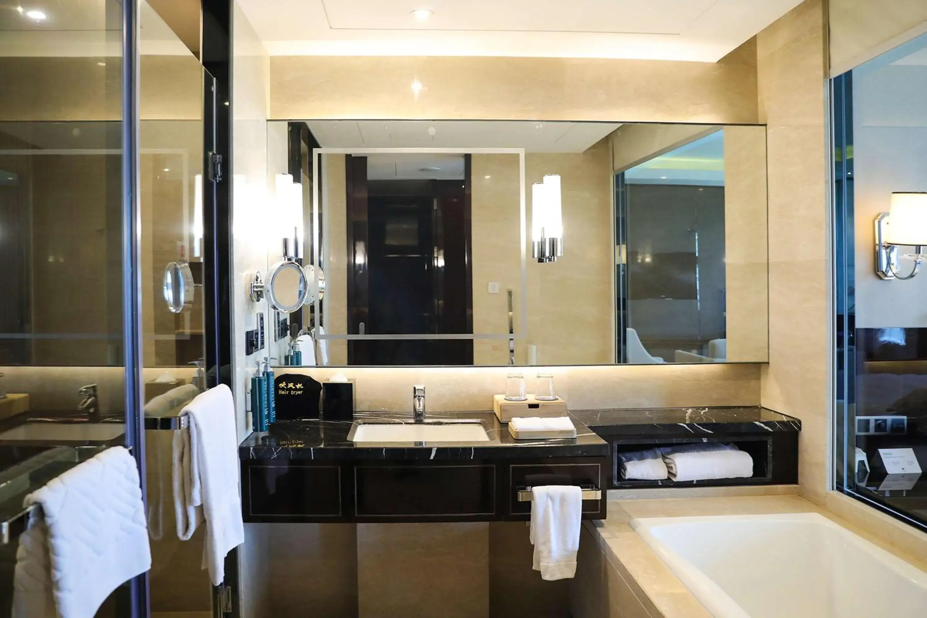 Executive Twin Room with Access to Executive Lounge in DoubleTree By Hilton Anhui Executive Twin Room with Access to Executive Lounge in DoubleTree By Hilton Anhui