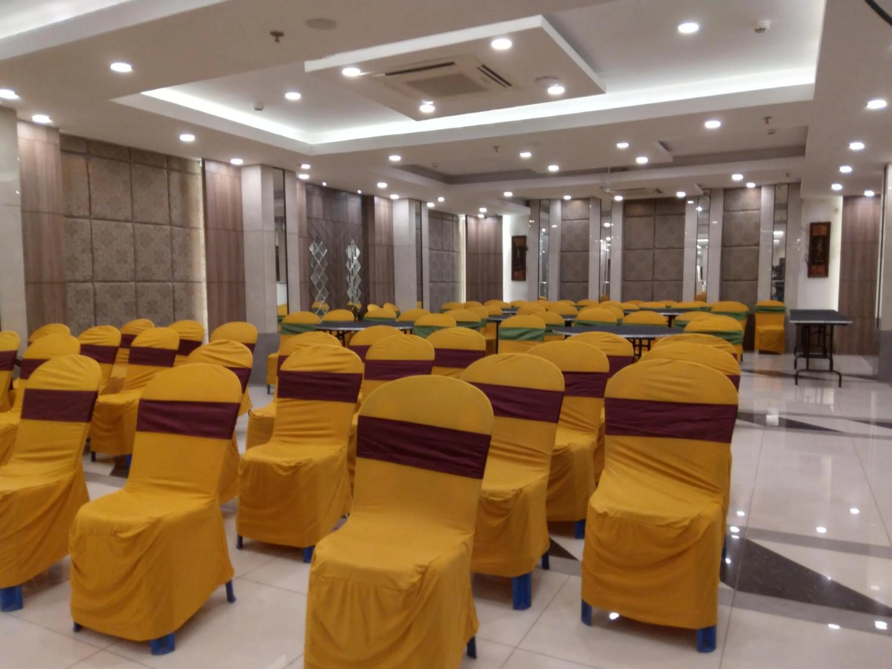 Meeting/conference room in HOTEL NILADRI PREMIUM